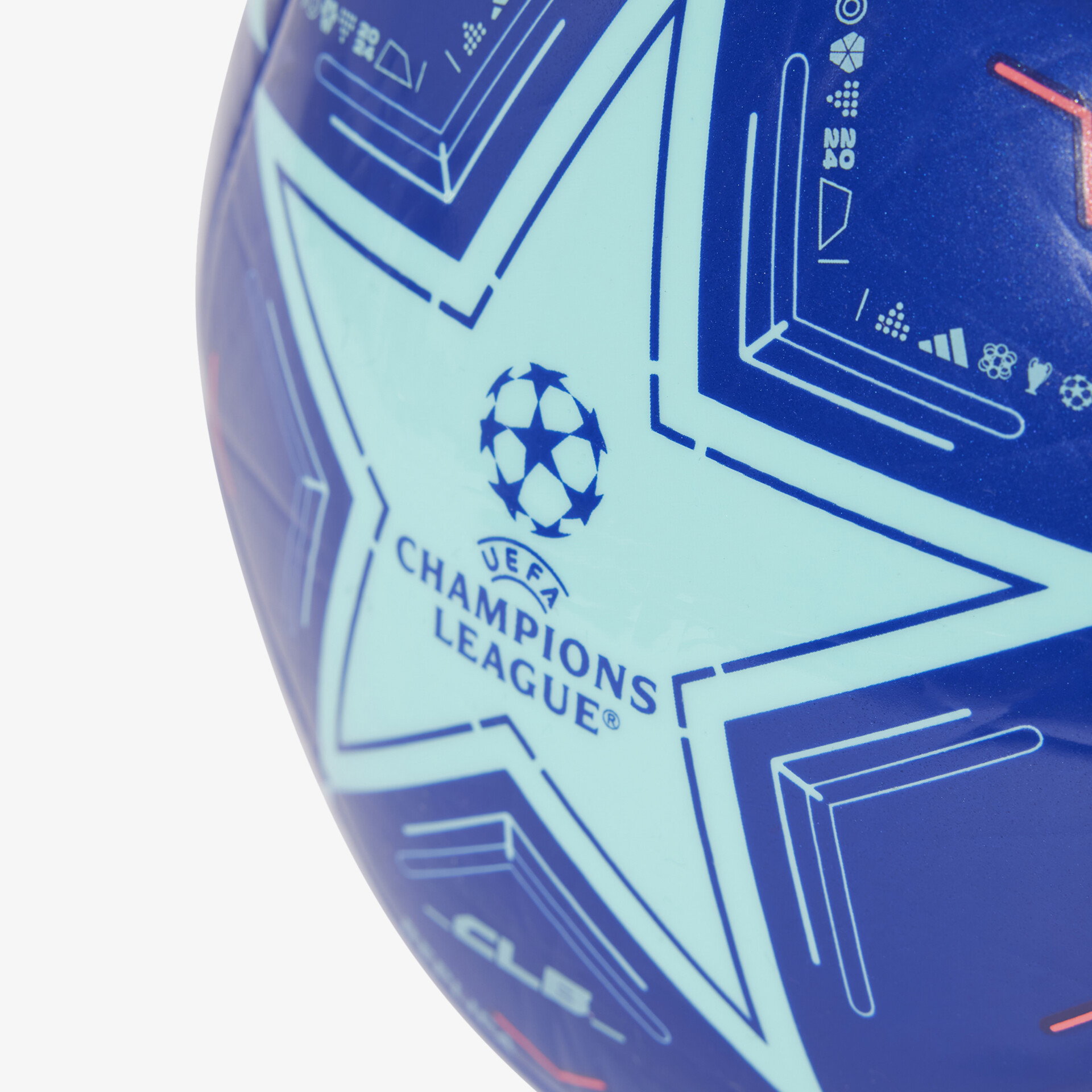 Nahaufnahme des Fußball-Logos der Champions League in leuchtendem Blau mit feinen Details und dynamischem Design