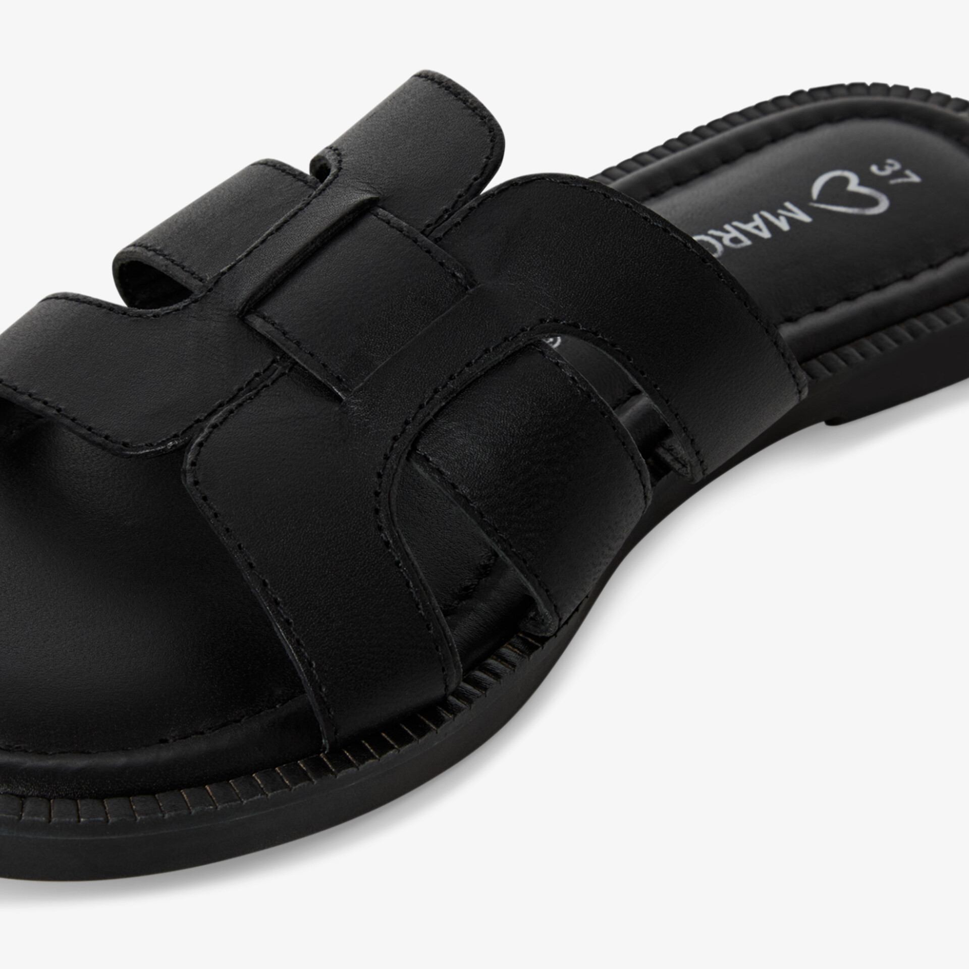 Detailaufnahme einer schwarzen Slide Sandale mit offenem Design und weichem Material für hohen Tragekomfort