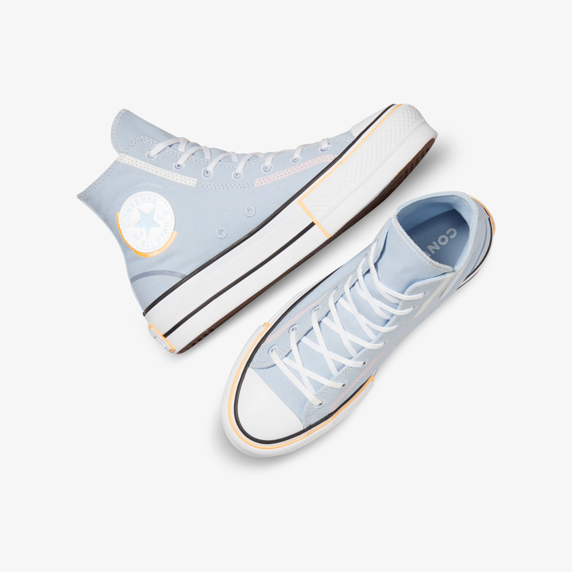 Hellblaue Sneaker im Paar mit stabiler Sohle und klassischem Design für hohen Tragekomfort und modischen Look