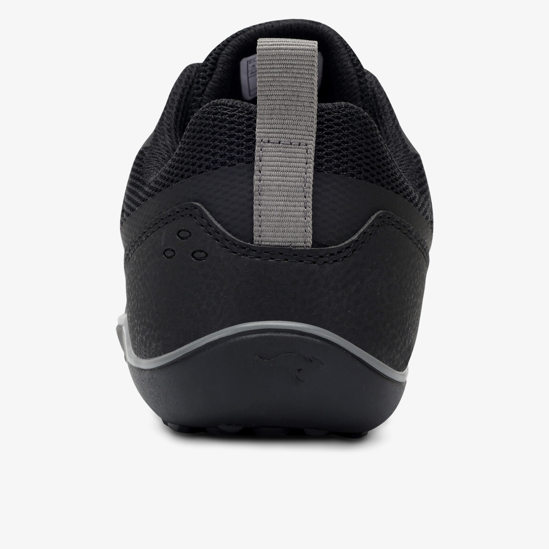 Rückansicht eines robusten, atmungsaktiven und rutschfesten Schuhs mit praktischem Fersenriemen