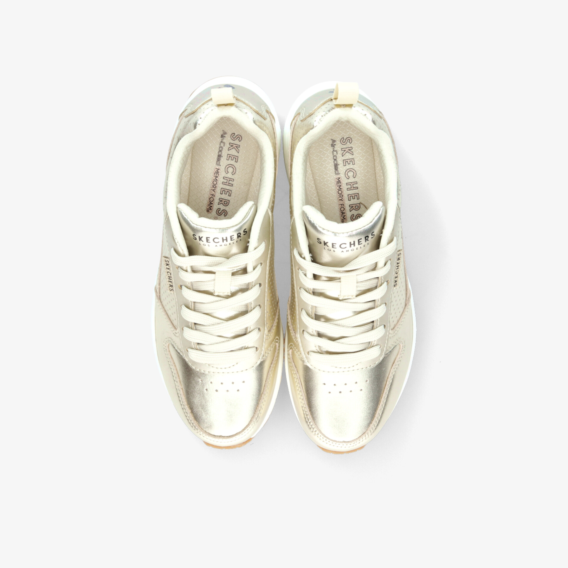 Top-Down Ansicht eines sportlichen weißen Sneakers als Paar mit bequemer Schnürung und moderner Form