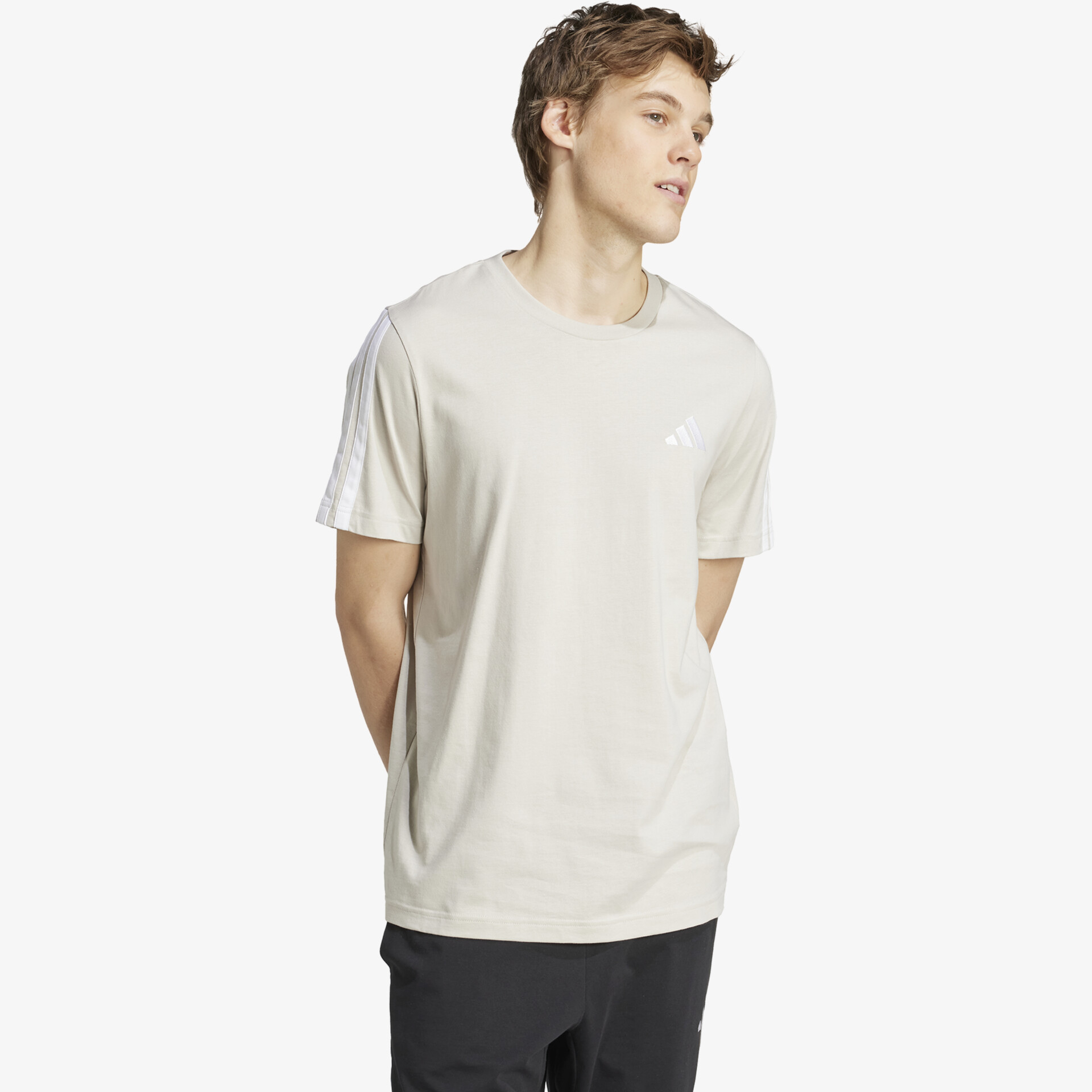 Beiges kurzärmeliges T-Shirt aus leichtem, atmungsaktivem Material in sportlich-schlichter Optik, seitliche Ansicht