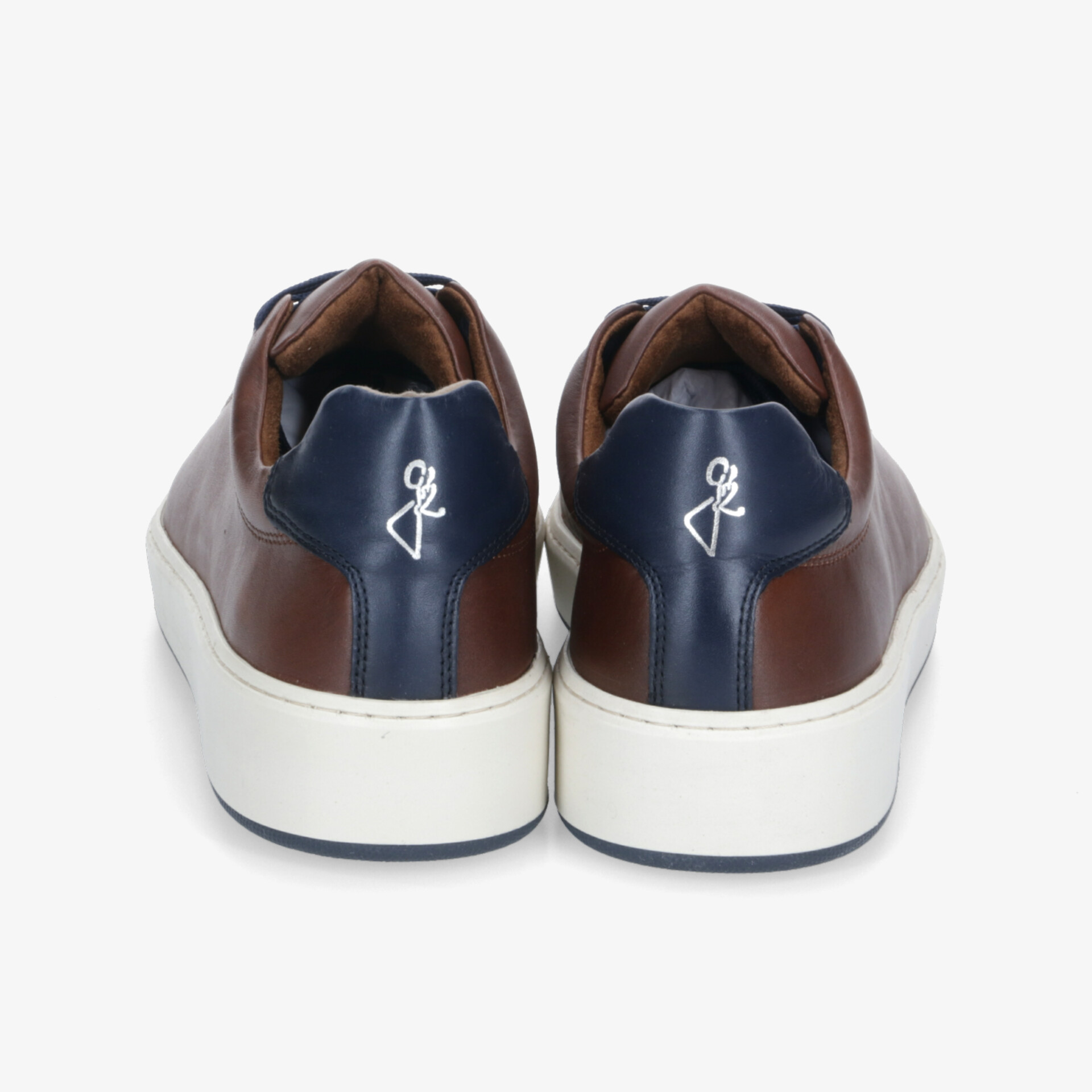 Rückansicht von braunen und blauen Schuhen mit weißer Sohle und dezenter Logo-Prägung