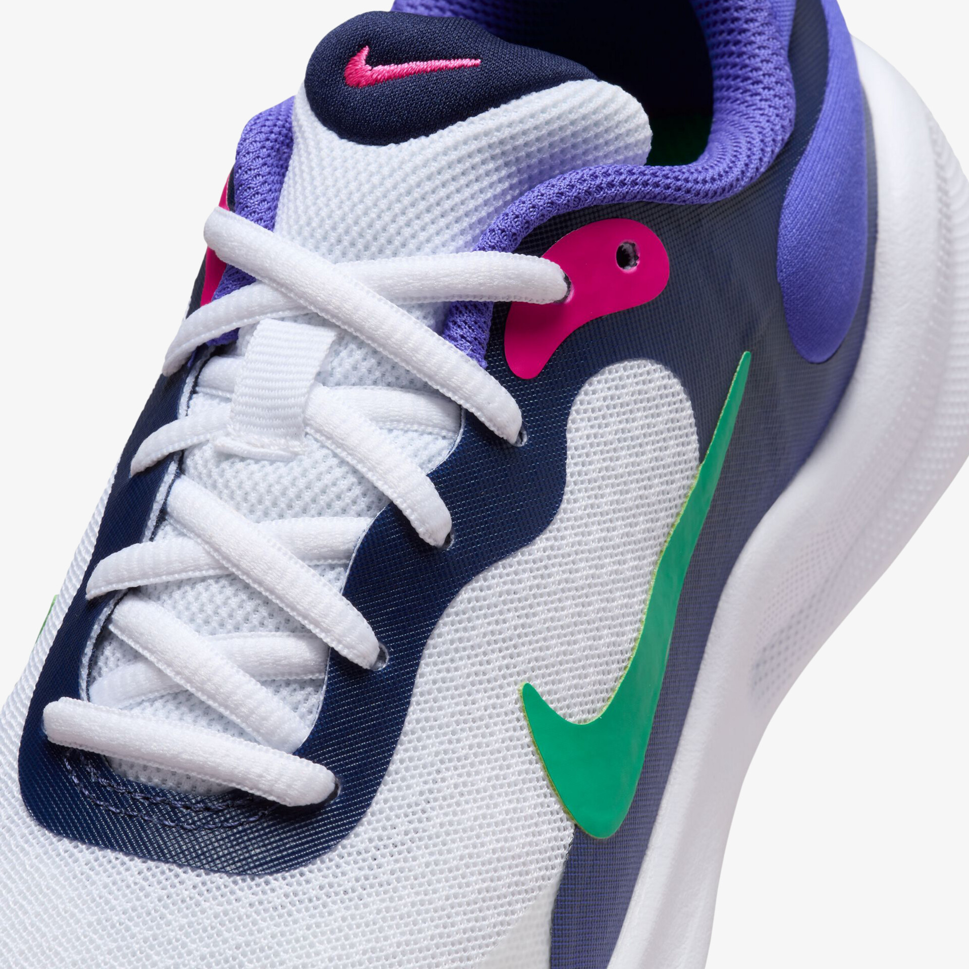 Moderner Sneaker mit buntem Design, ideal für Sport und Freizeit, bietet Komfort und Stil.