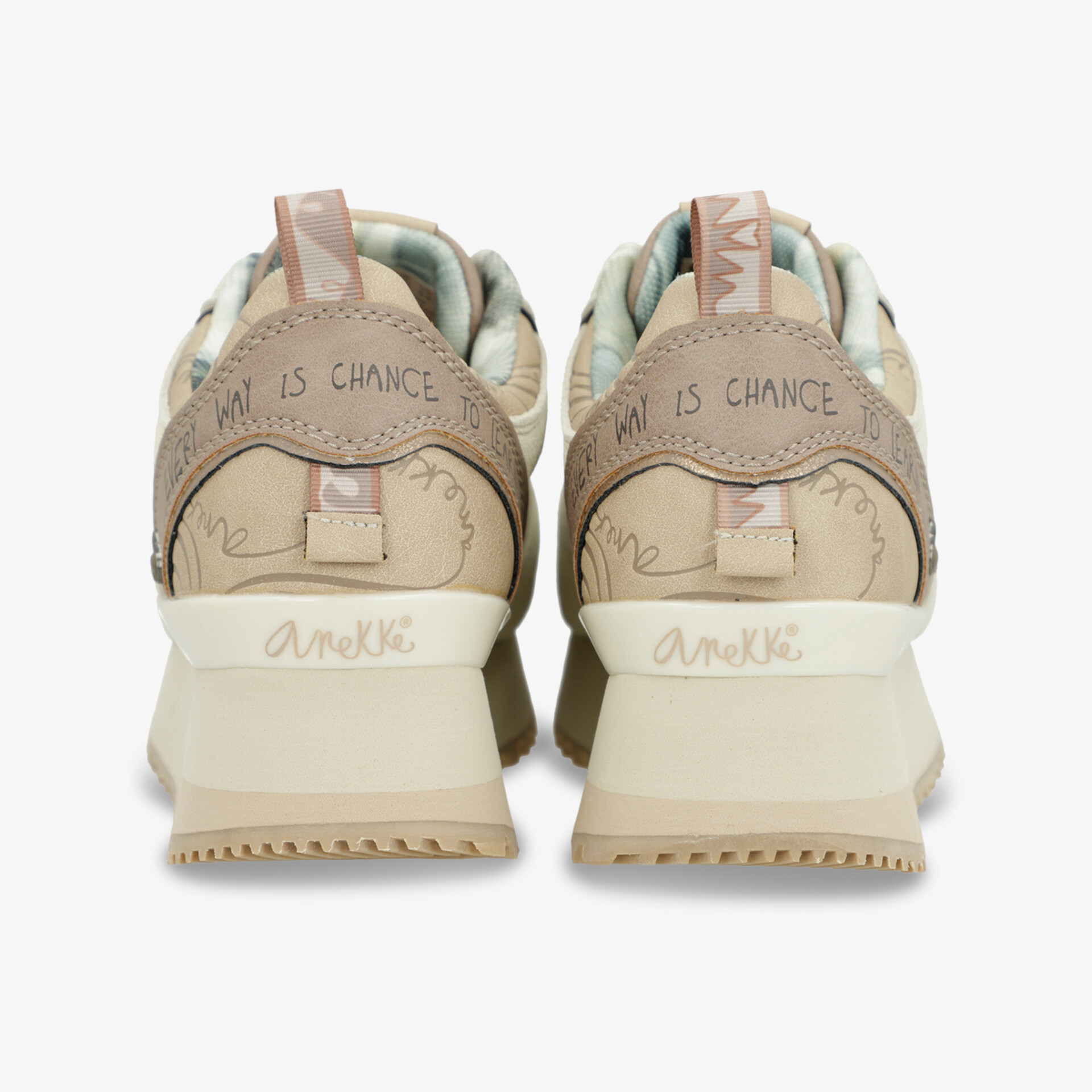 Beige Sneaker Rückansicht mit gepolstertem Fersenbereich und stabiler Sohle für hohen Tragekomfort