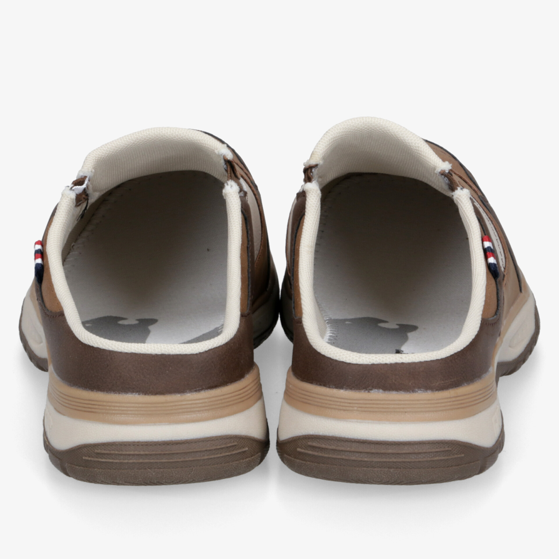 Braune Freizeitschuhe mit gepolsterter Innensohle und flexibler, robuster Sohle in symmetrischer Rückansicht