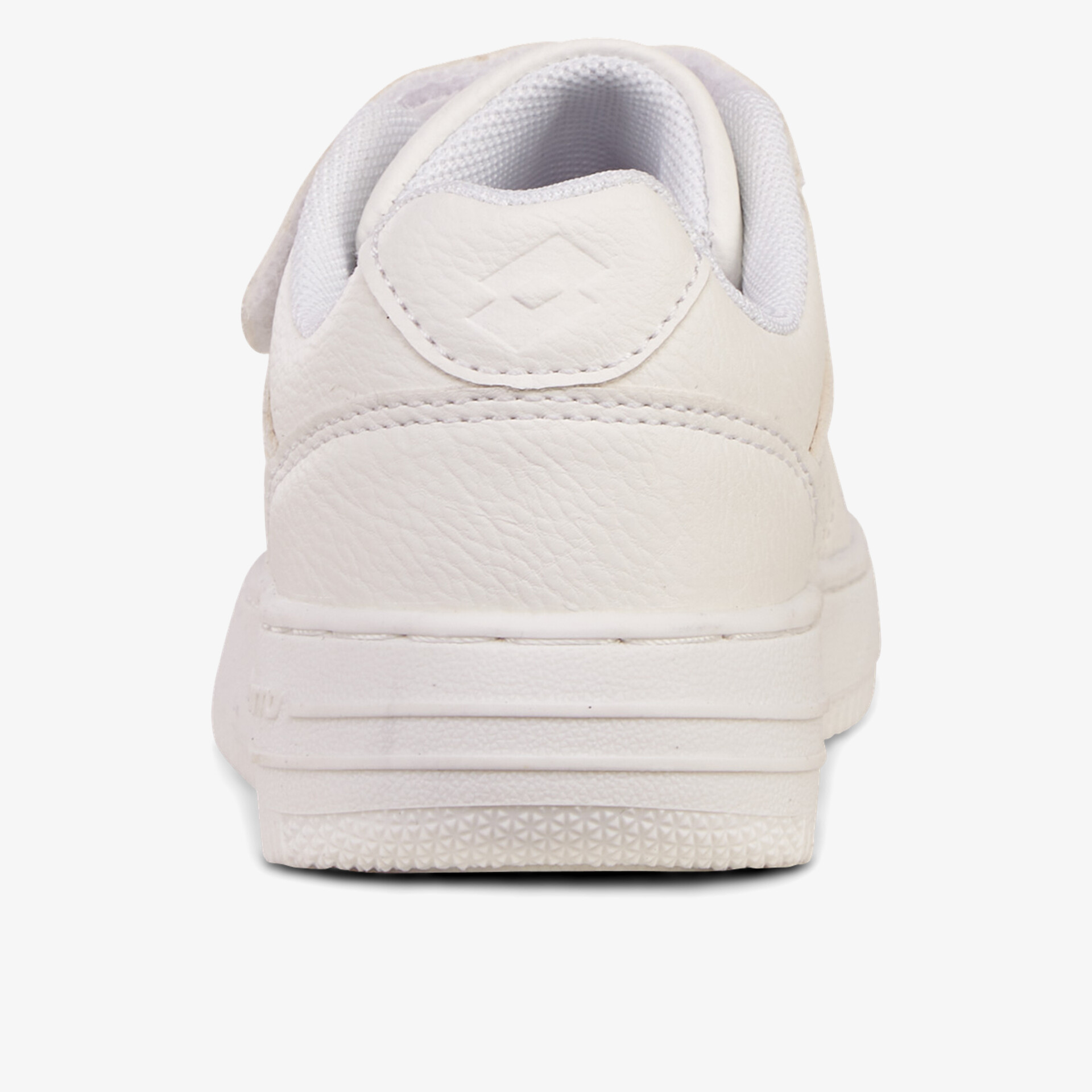 Rückansicht eines weißen Sneakers mit gepolstertem Schaft und stabiler Sohle, moderner sportlicher Stil