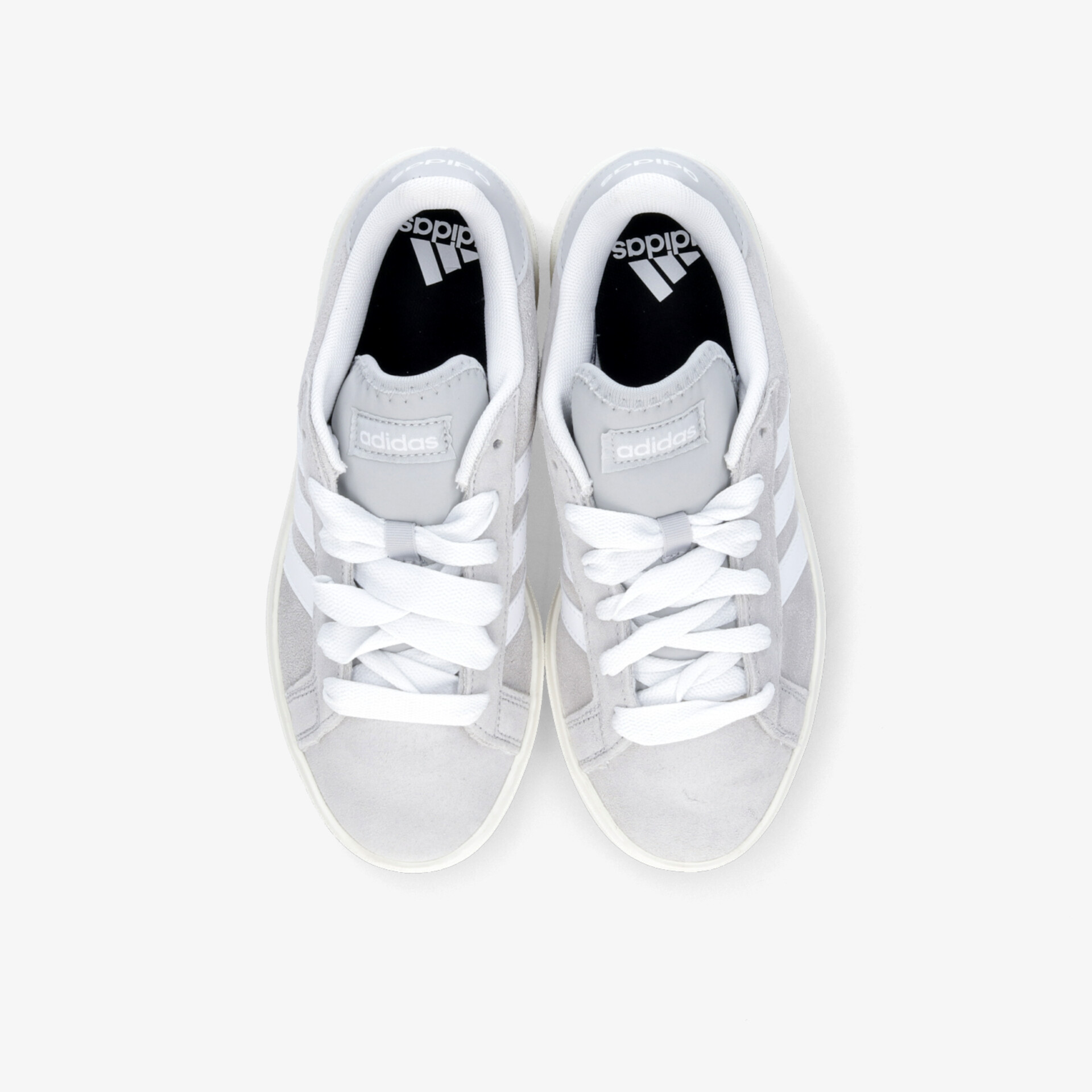 Weißes Sneaker-Paar mit Schnürsenkeln und sportlichem, leichtem Design, Draufsicht von oben