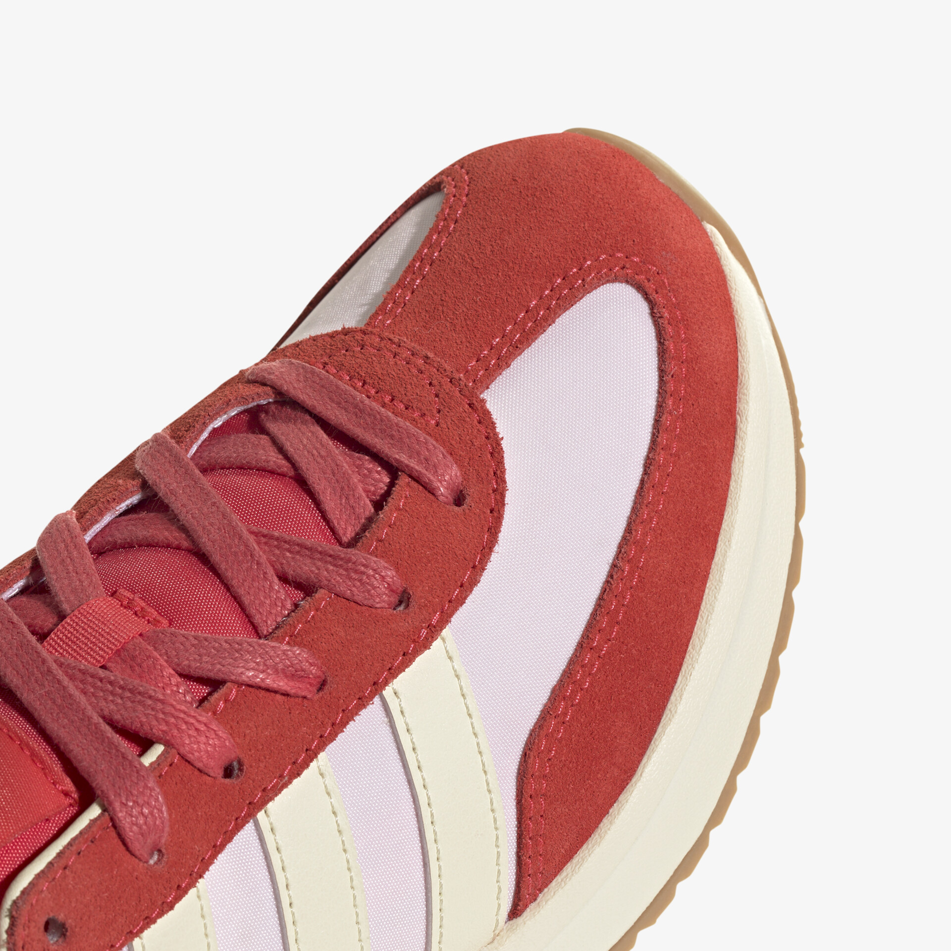 Detailaufnahme sportlicher roter Sneaker mit bequemer Schnürung und flexiblem Sohlenmaterial