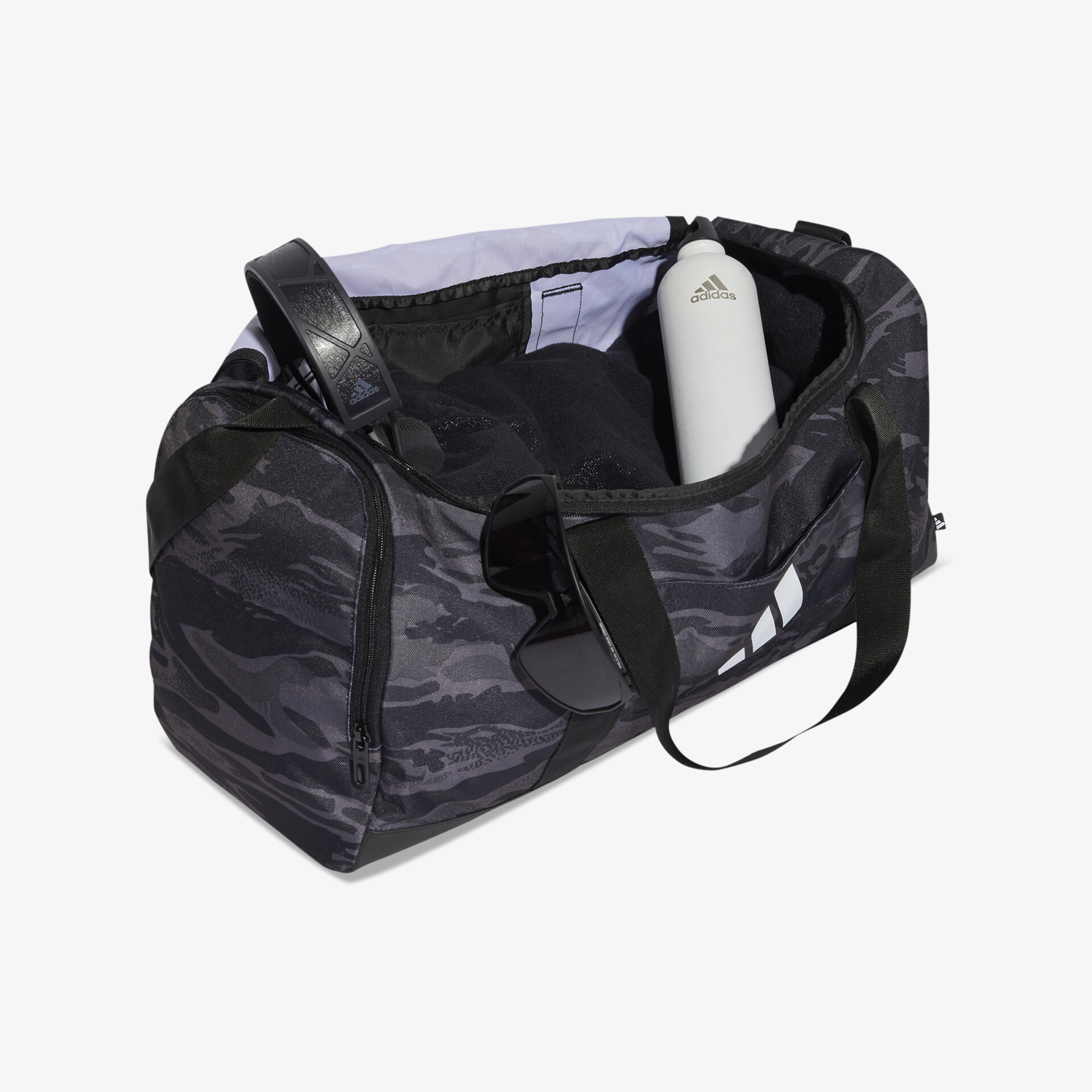 Geräumige Sporttasche mit praktischem Tragegriff und Flasche im Innenfach, robustes Camouflage-Design