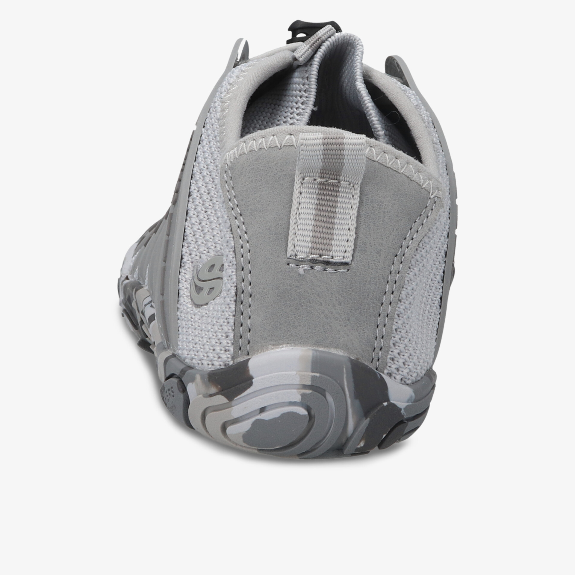 Rückansicht eines robusten, flexiblen und rutschfesten Sportschuhs mit komfortablem Material