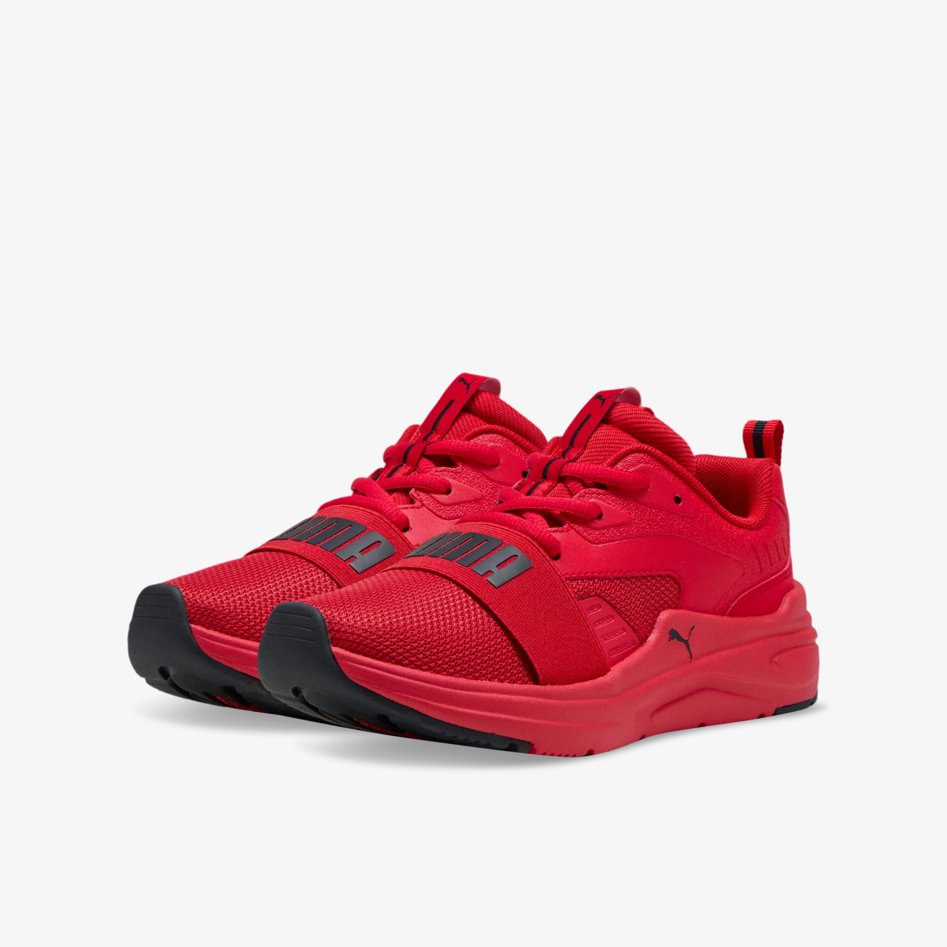 Rote Sportschuhe als Paar in schräger Frontansicht mit atmungsaktivem Obermaterial und gepolsterter Innensohle