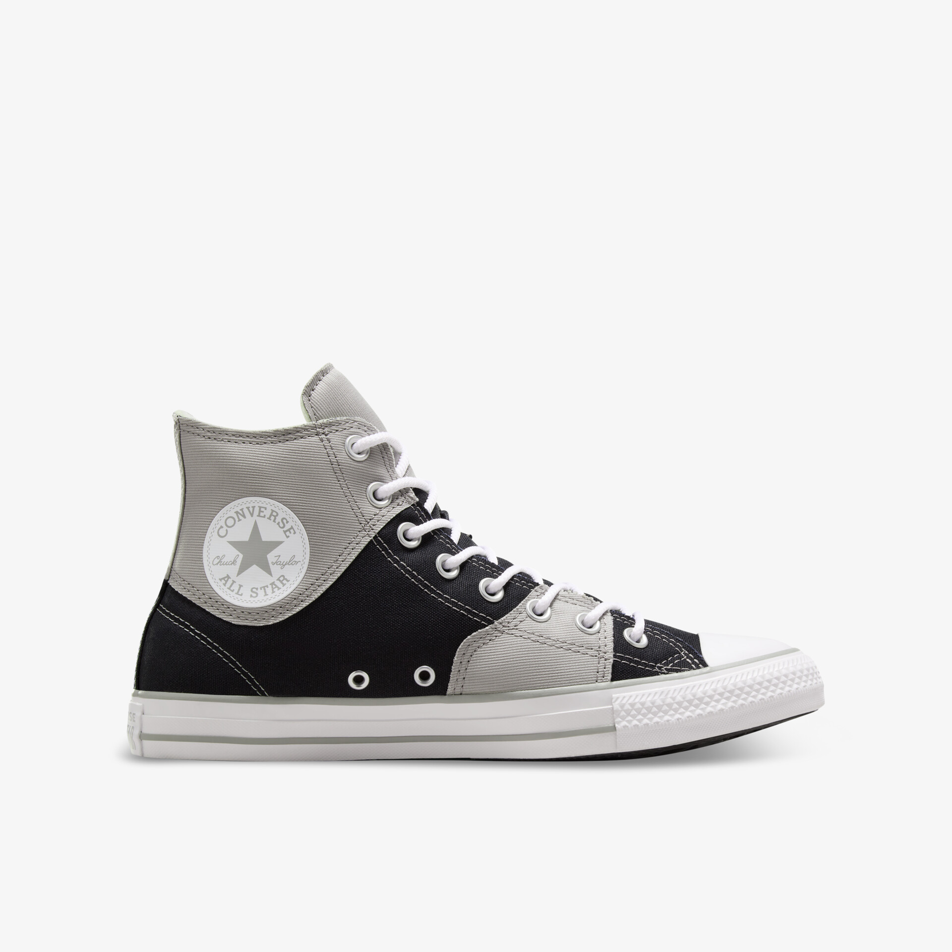 Seitliche Ansicht eines robusten, hohen Sneakers mit klassischer Schnürung und strapazierfähiger Sohle in Schwarz und Grau