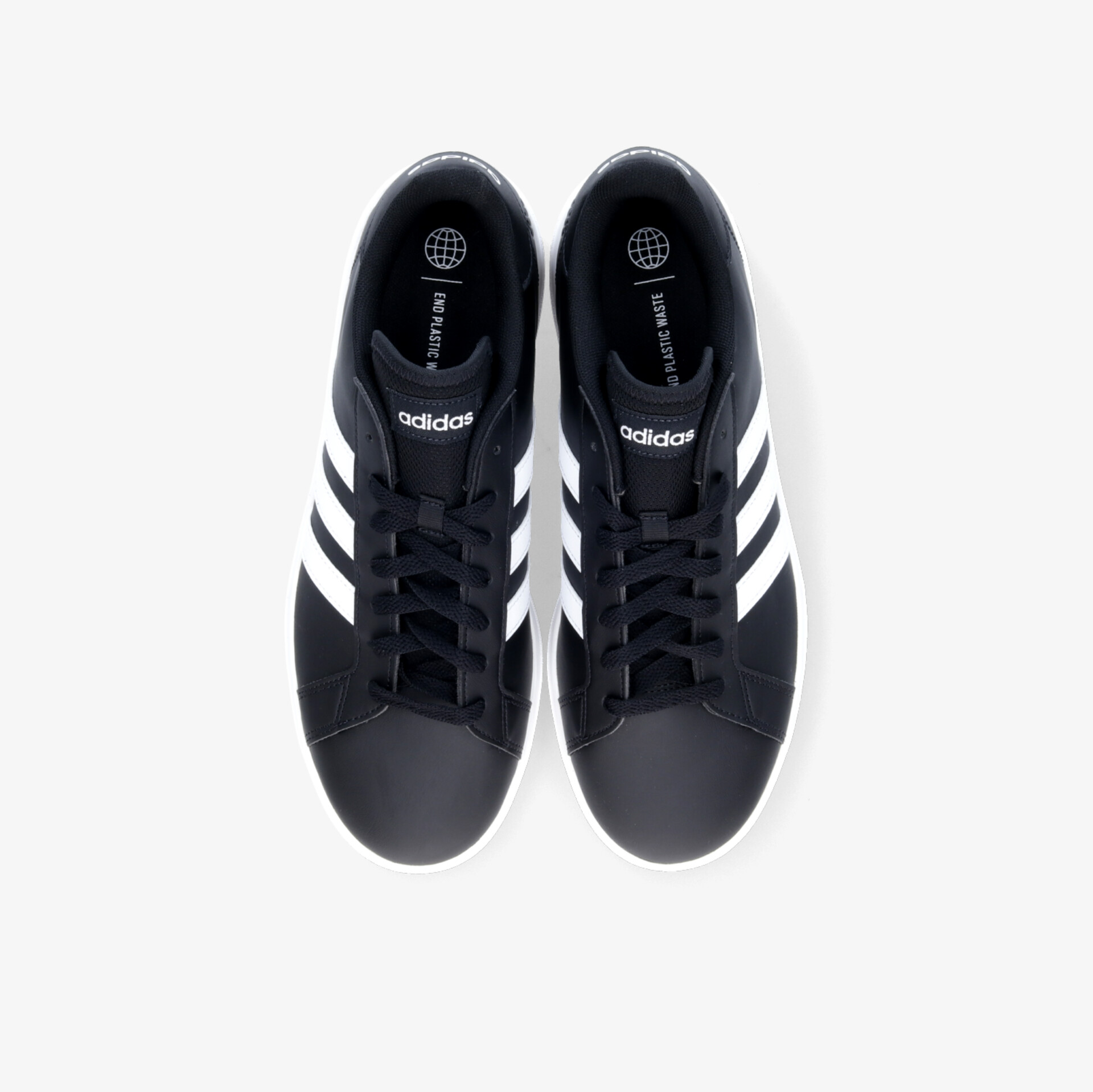 Klassische schwarze Sneakers mit drei ikonischen weißen Streifen, komfortables Design und rutschfester Sohle.