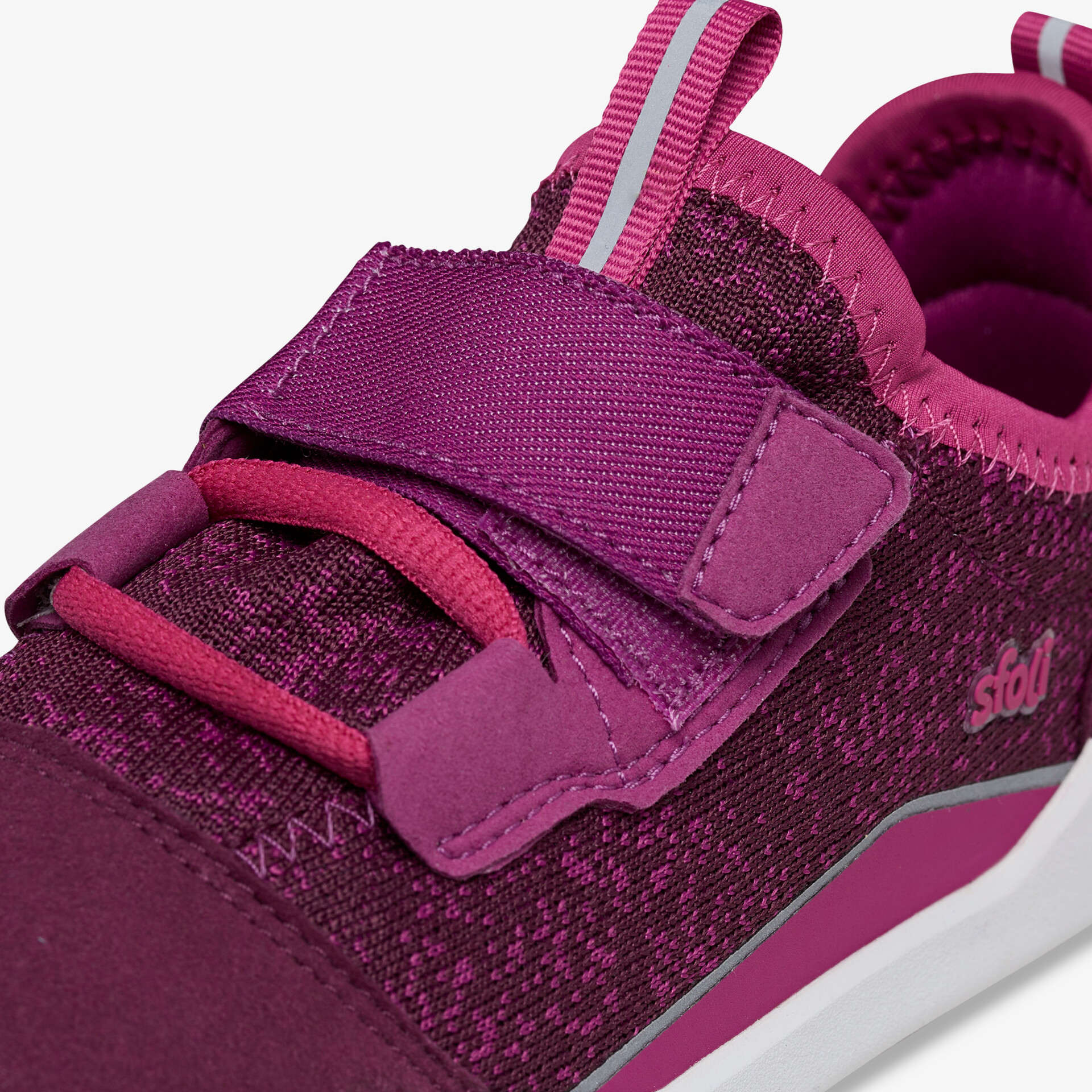 Moderner Sneaker mit Klettverschluss, perfekt für sportliche Aktivitäten, bietet Komfort und Stil.