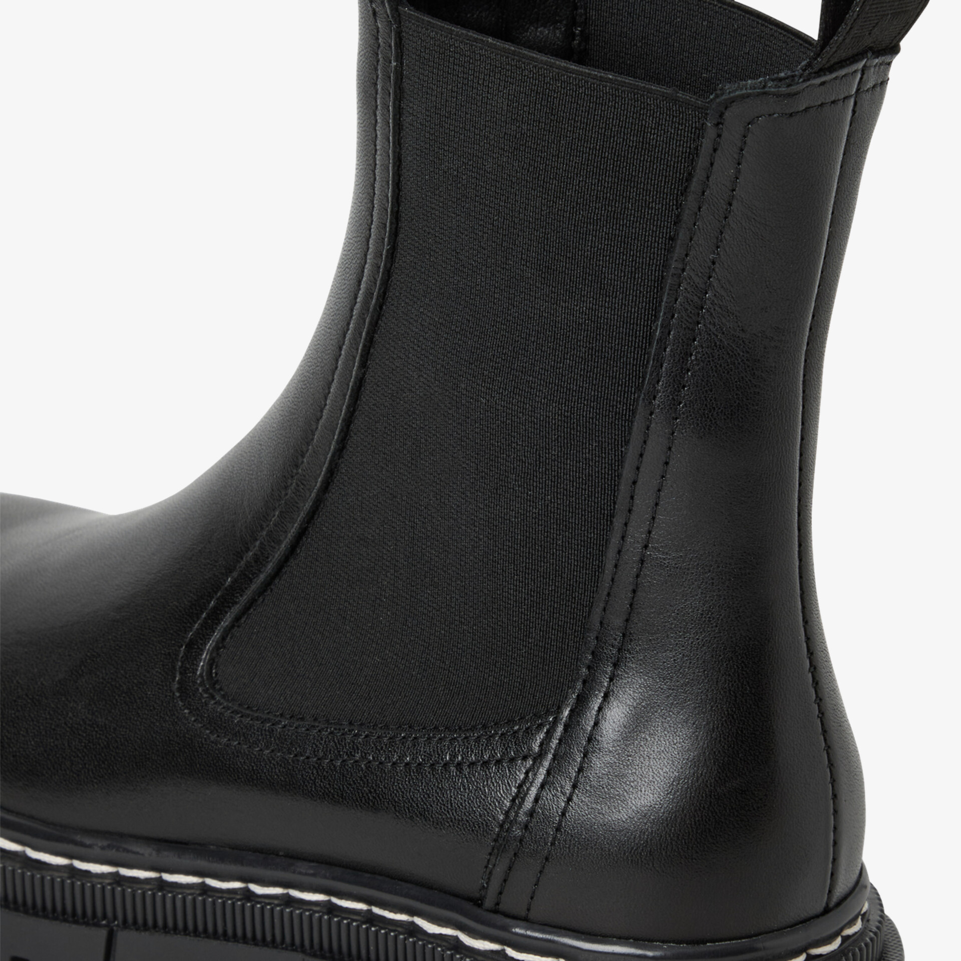Eleganter schwarzer Chelsea Boot aus Leder mit elastischem Einsatz und robuster profilierter Sohle für hohen Tragekomfort