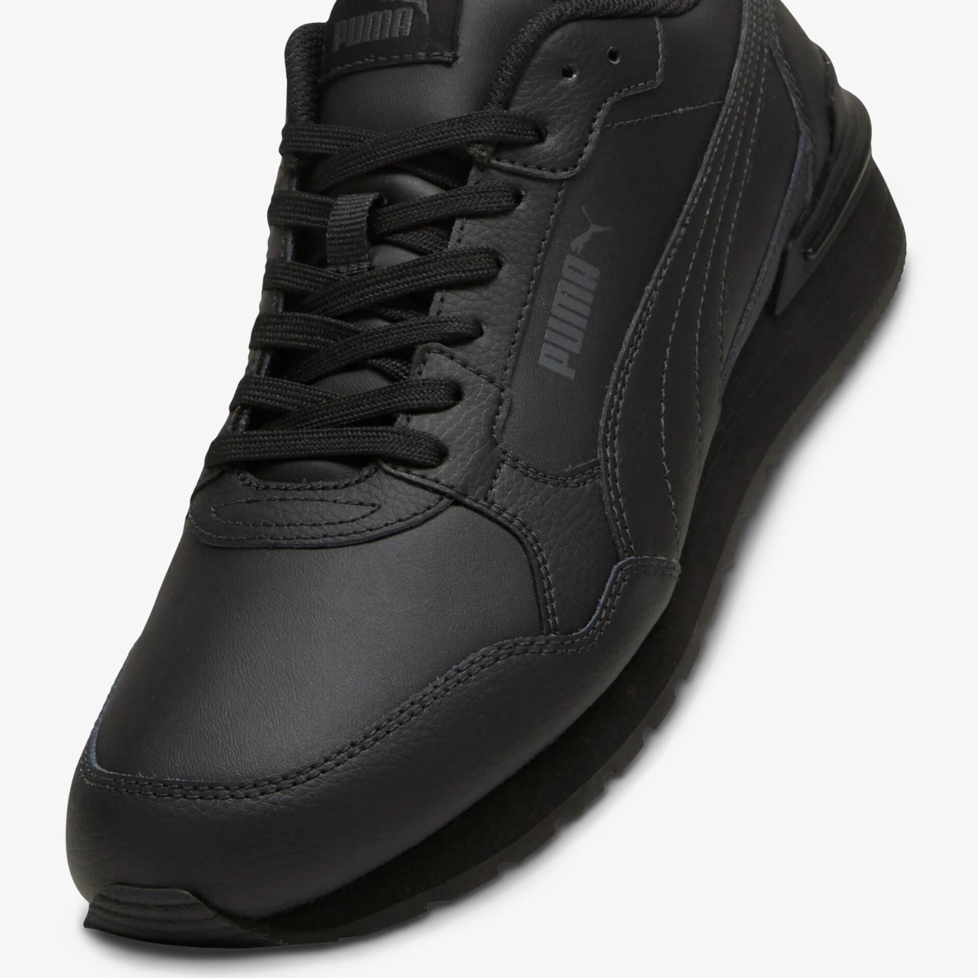 Schwarzer sportlicher Schnürschuh mit robustem Material und bequemem Sitz, ideal für den Alltag