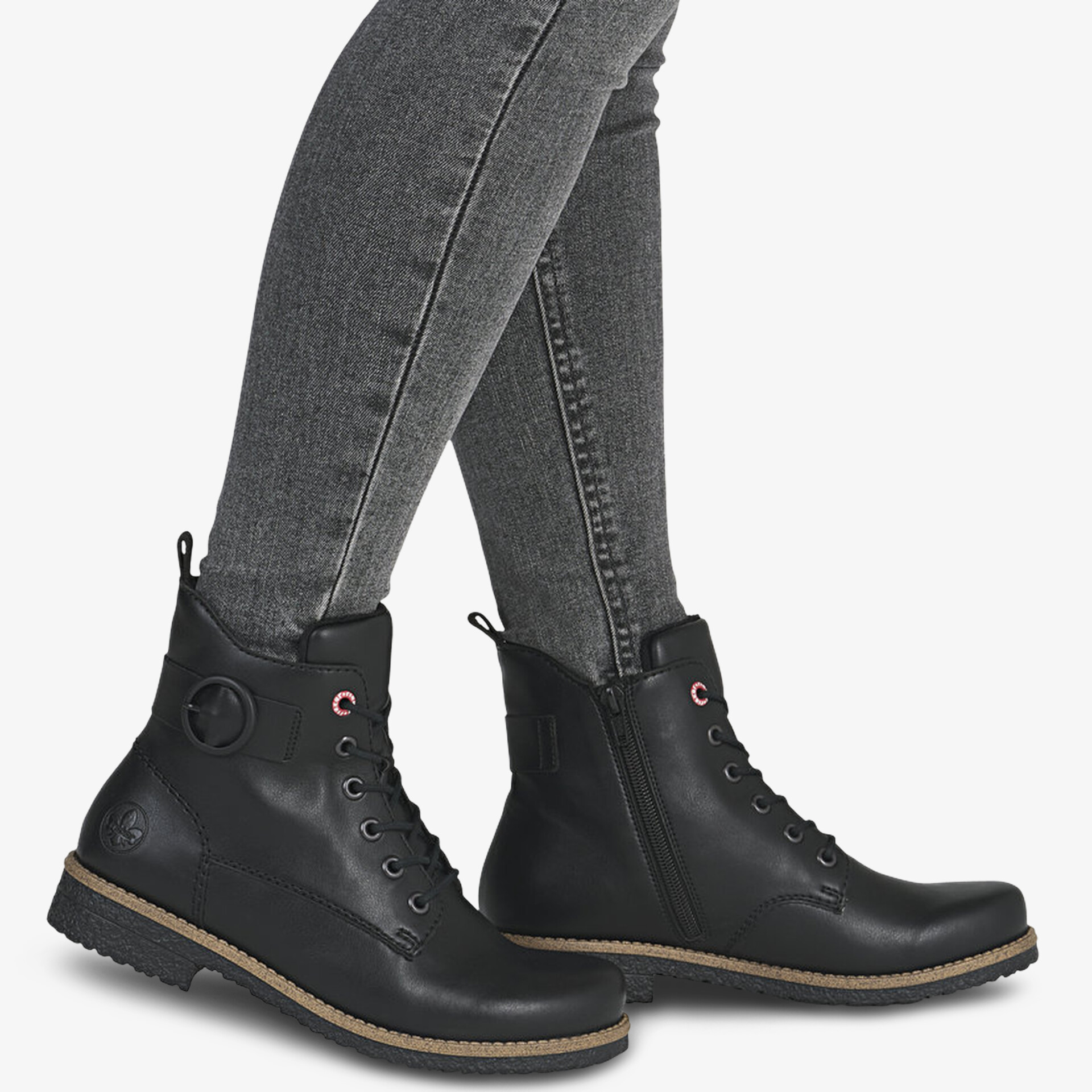 Schwarze Schnürstiefeletten mit robuster Sohle in seitlicher Ansicht, modisch und bequem für den Alltag