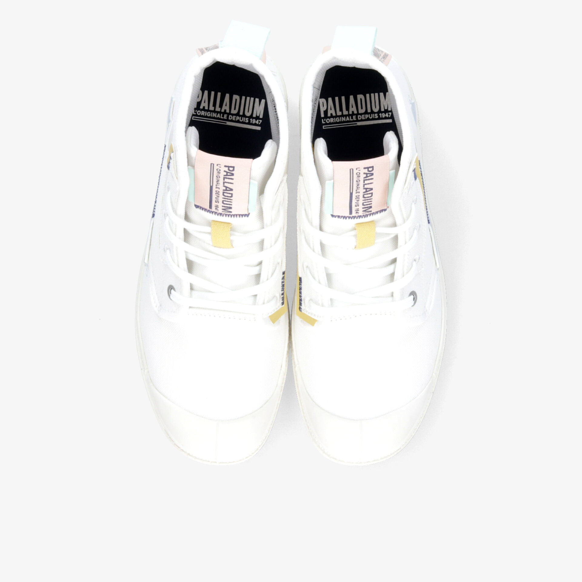 Weiße Palladium Sneaker mit moderner Schnürung, robustem Material und rutschfester Sohle aus komfortabler Draufsicht
