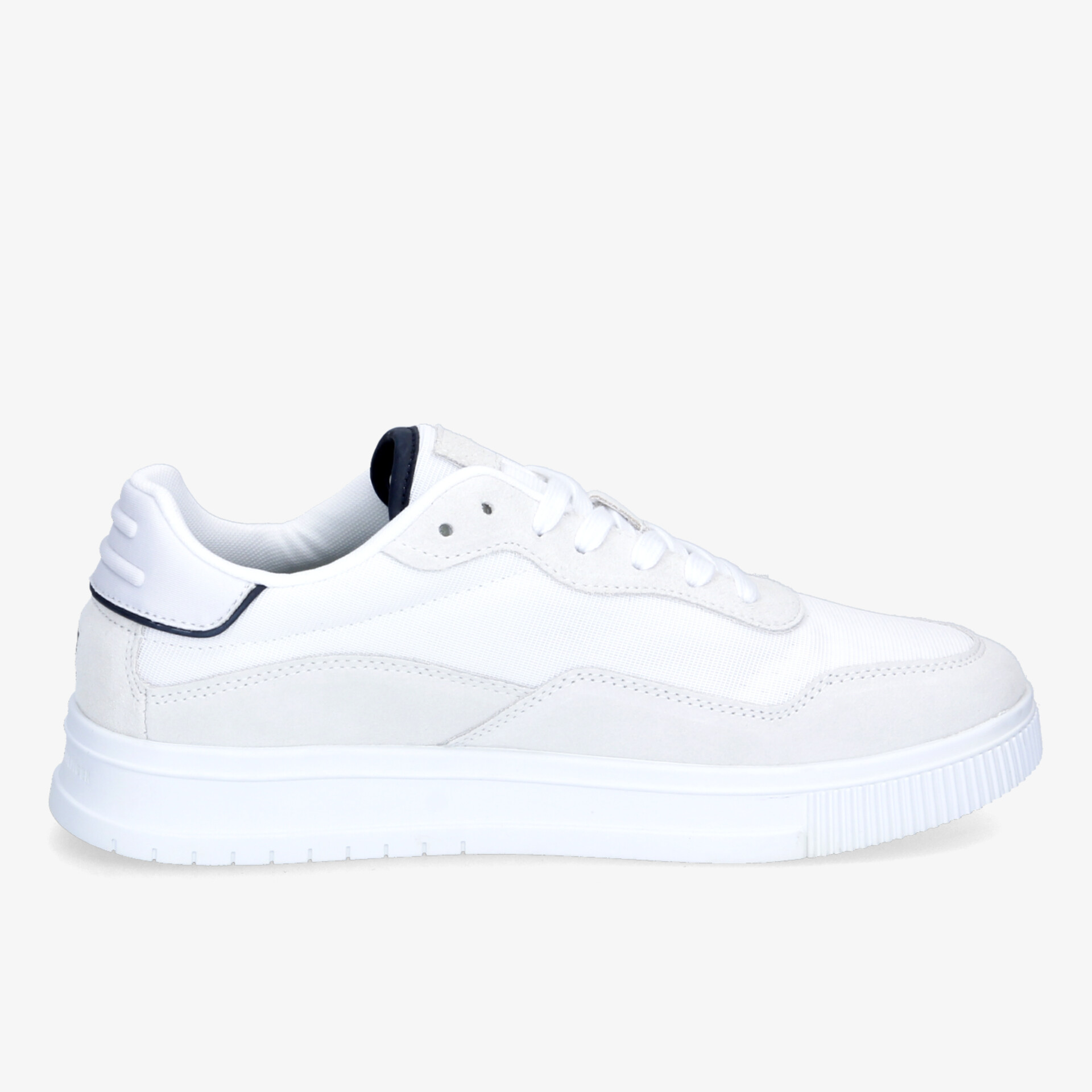 Moderner weißer Sneaker mit schlichten Akzenten und komfortabler Passform für vielseitigen Einsatz.