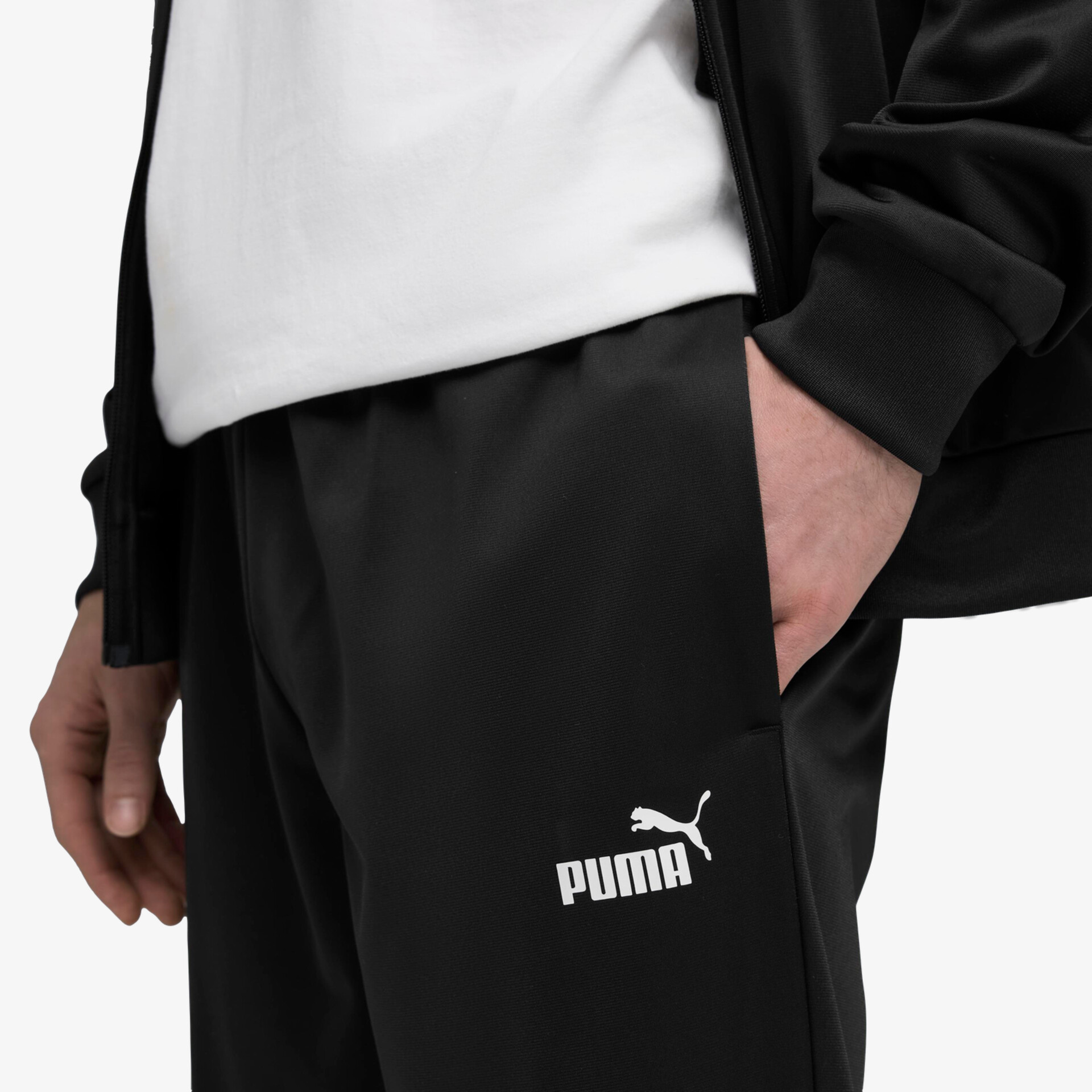 Schwarze sportliche Puma Hose mit elastischem Bund und auffälligem Logo für bequemen Alltag