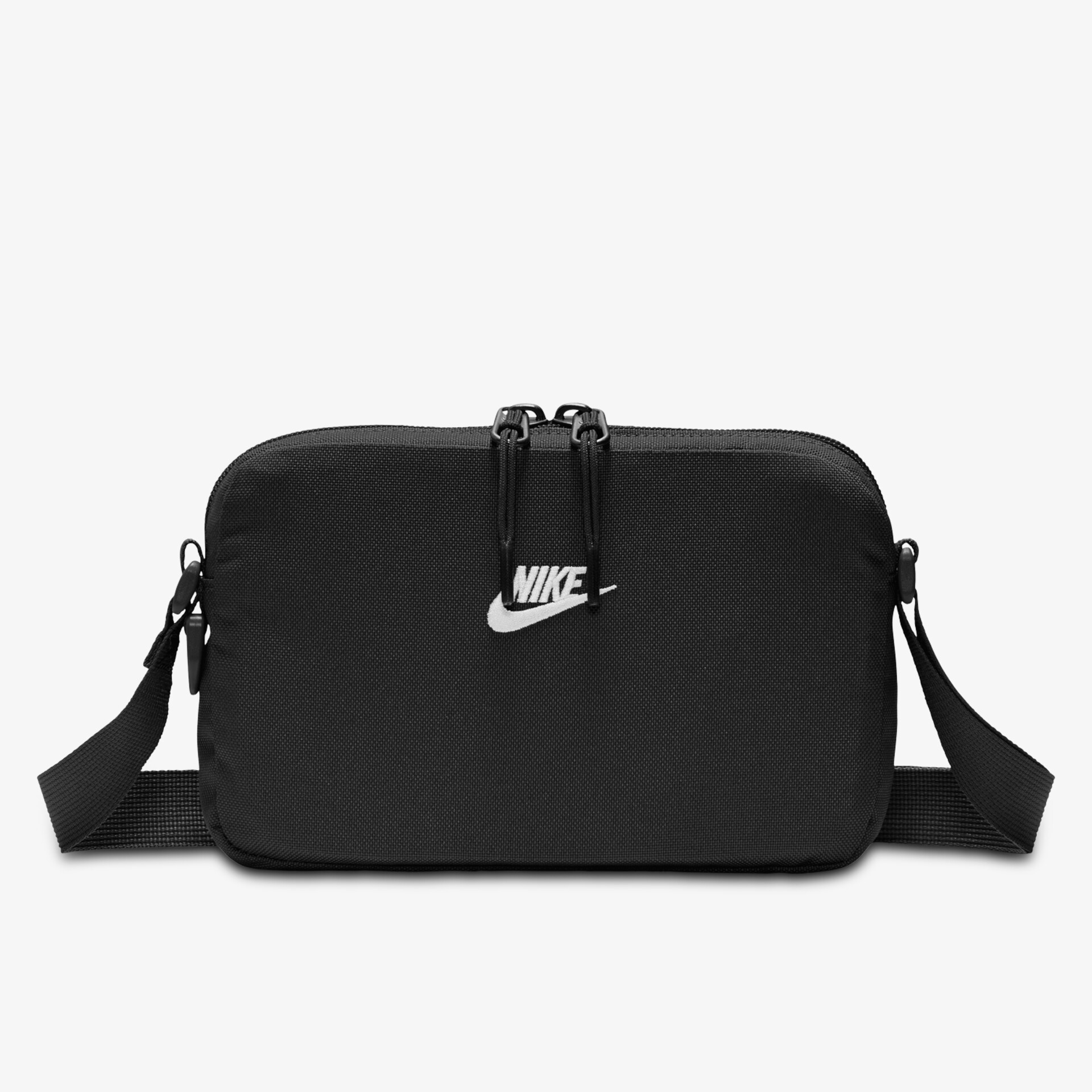 Schwarze Tasche mit verstellbarem Riemen und Nike-Logo auf der Vorderseite.