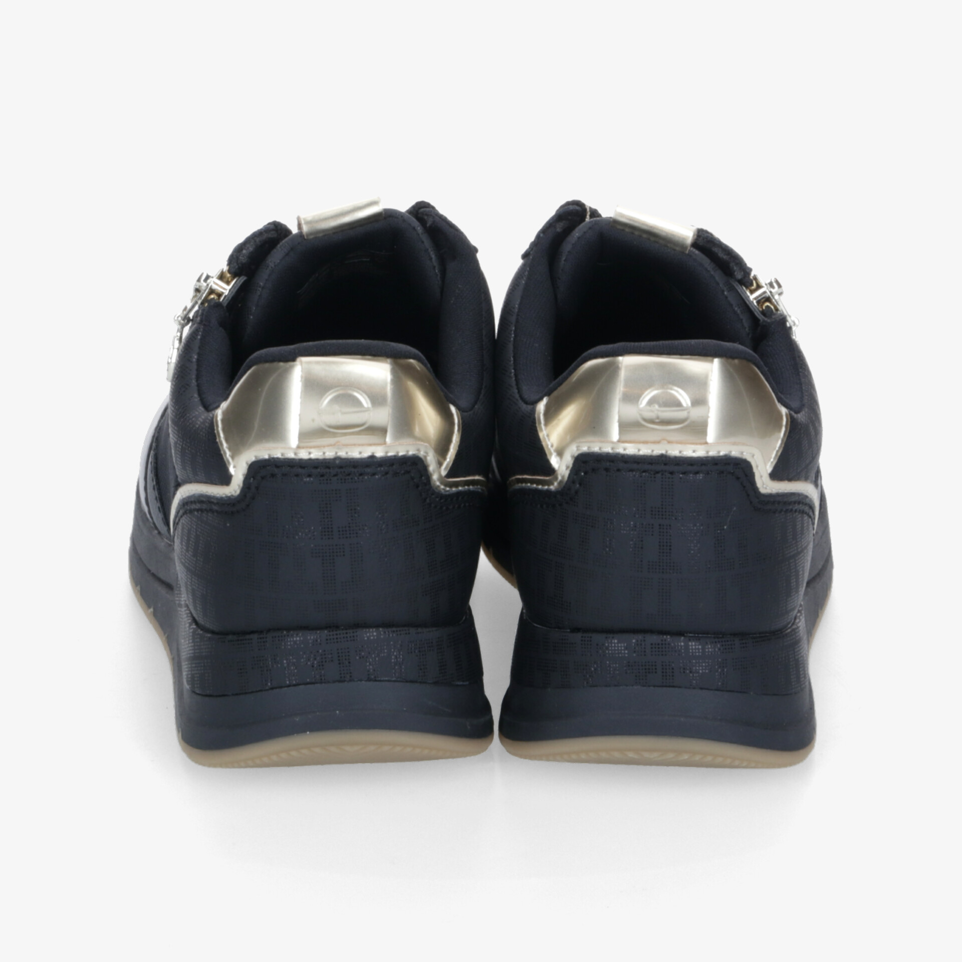 Schwarze sportliche Schuhe mit robustem Material und flexiblem, atmungsaktivem Design von hinten sichtbar