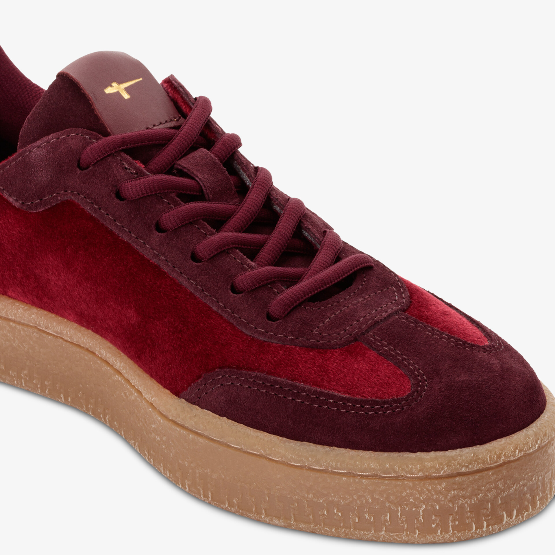 Modischer Wildlederschuh mit robuster Gummisohle und bequemer Passform in elegantem Design