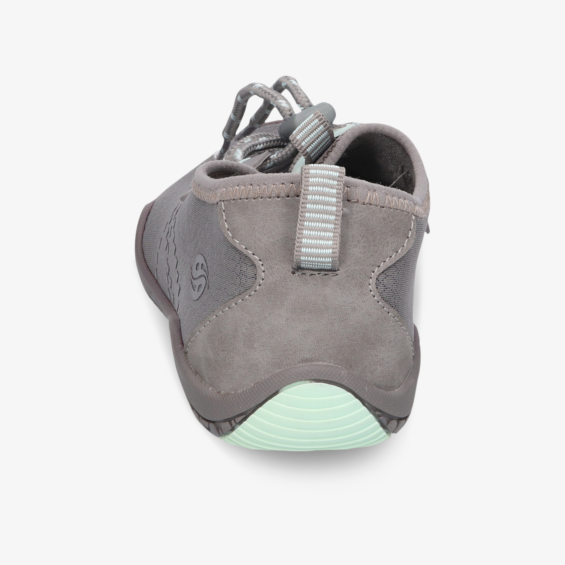 Grauer Schuh mit robuster Sohle und praktischer Schlaufe für einfachen Einstieg, ideal für sportliche Aktivitäten.