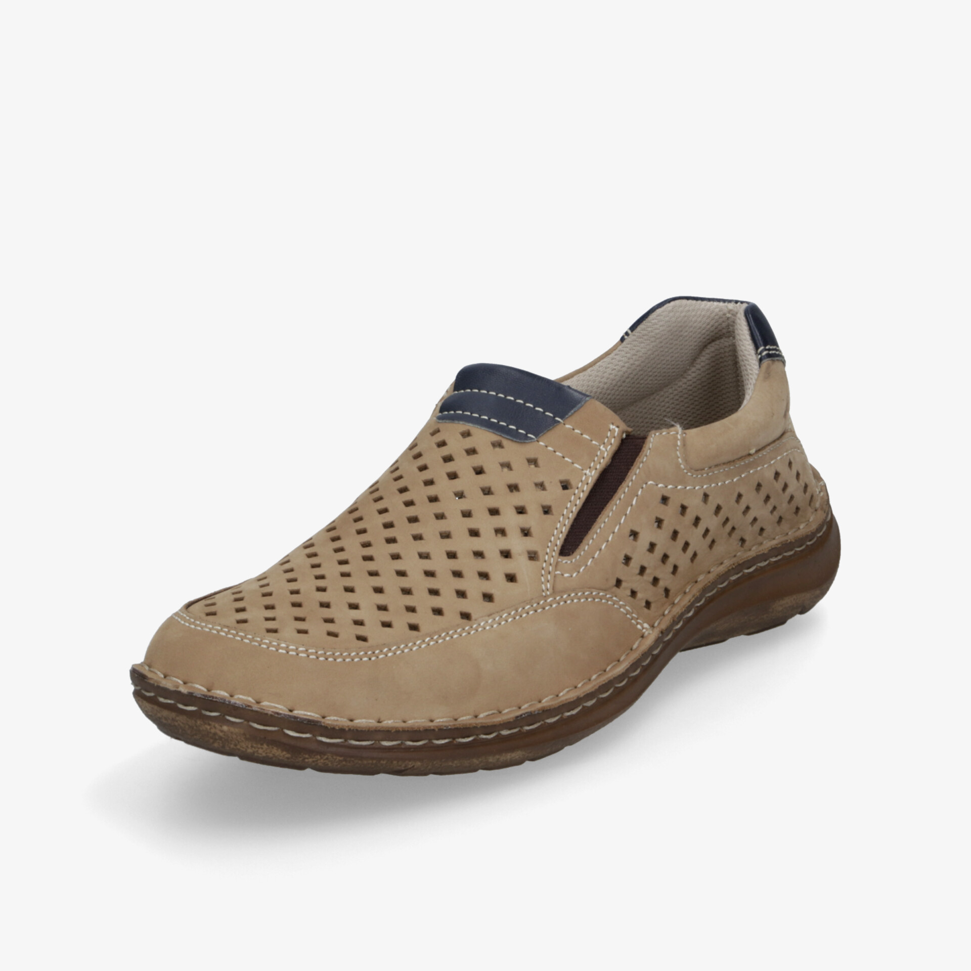 Beiger leichter Slipper mit atmungsaktivem perforiertem Obermaterial und flexibler komfortabler Sohle seitlich dargestellt