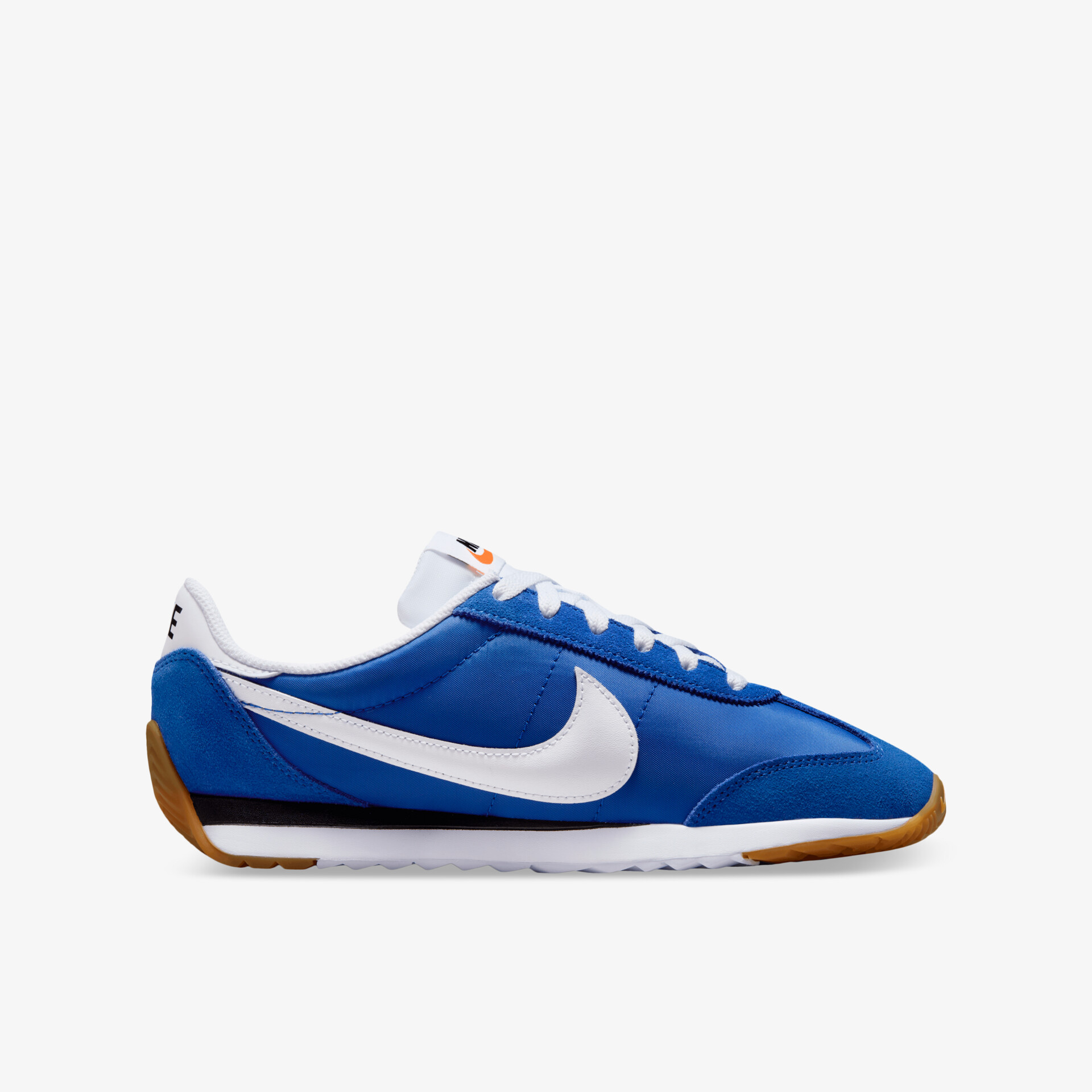 Blauer Nike Sneaker mit weißem Swoosh, leichter und komfortabler Sportschuh mit flexibler Sohle