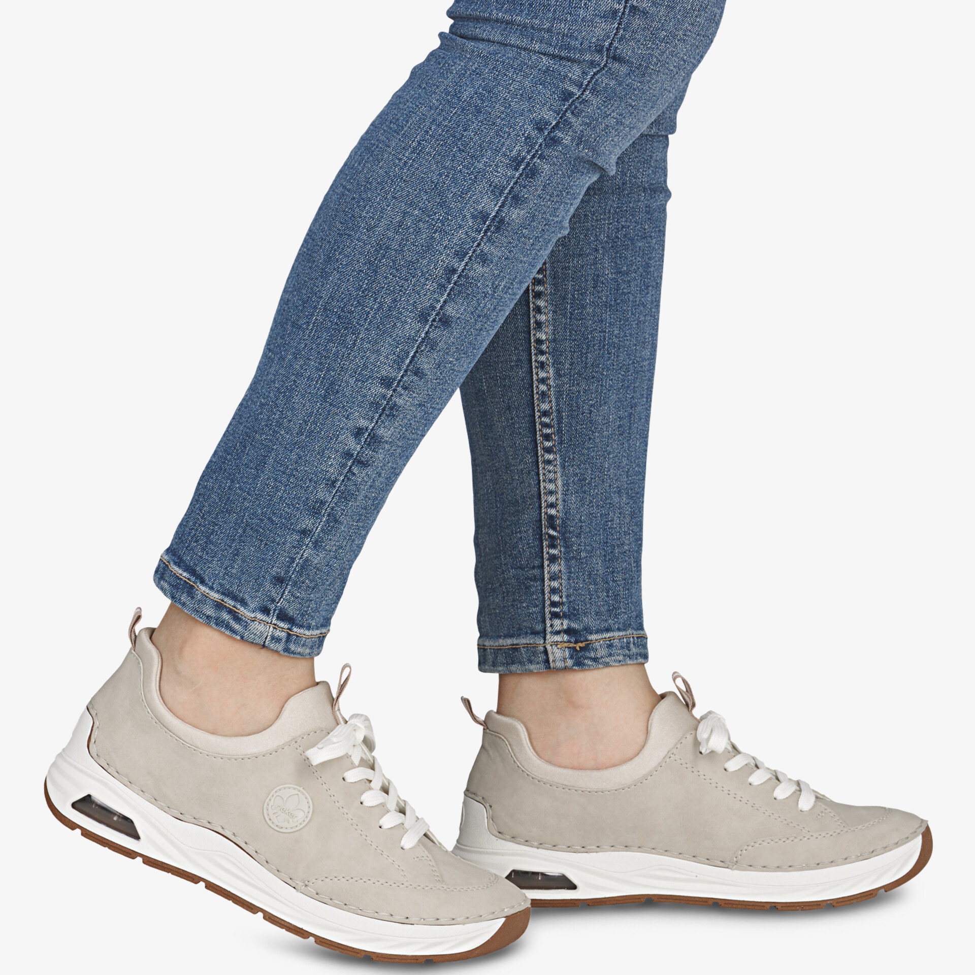 Leichter und bequemer Sneaker mit flexibler Sohle und sportivem Design, ideal für den Alltag