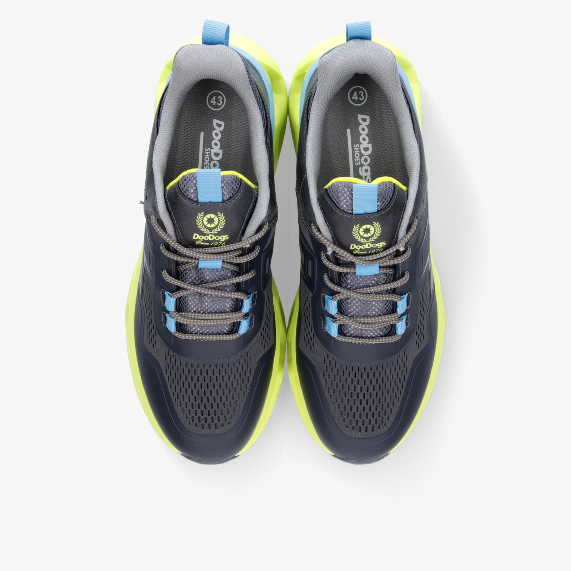 Obere Draufsicht auf ein Paar sportlicher, bequemer Schuhe in Blau mit gelben Akzenten und gepolstertem Komfort