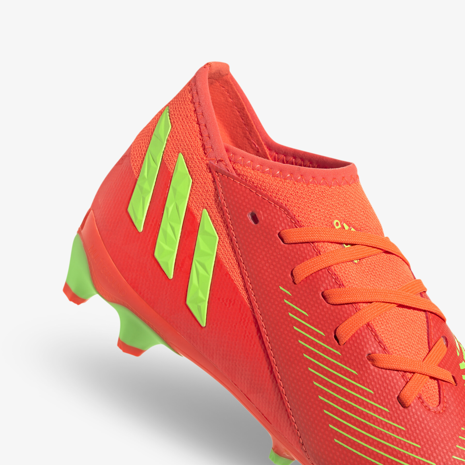 Leichter, stabiler Fußballschuh mit auffälligem Neon-Design und optimaler Griffigkeit für das Spielfeld.