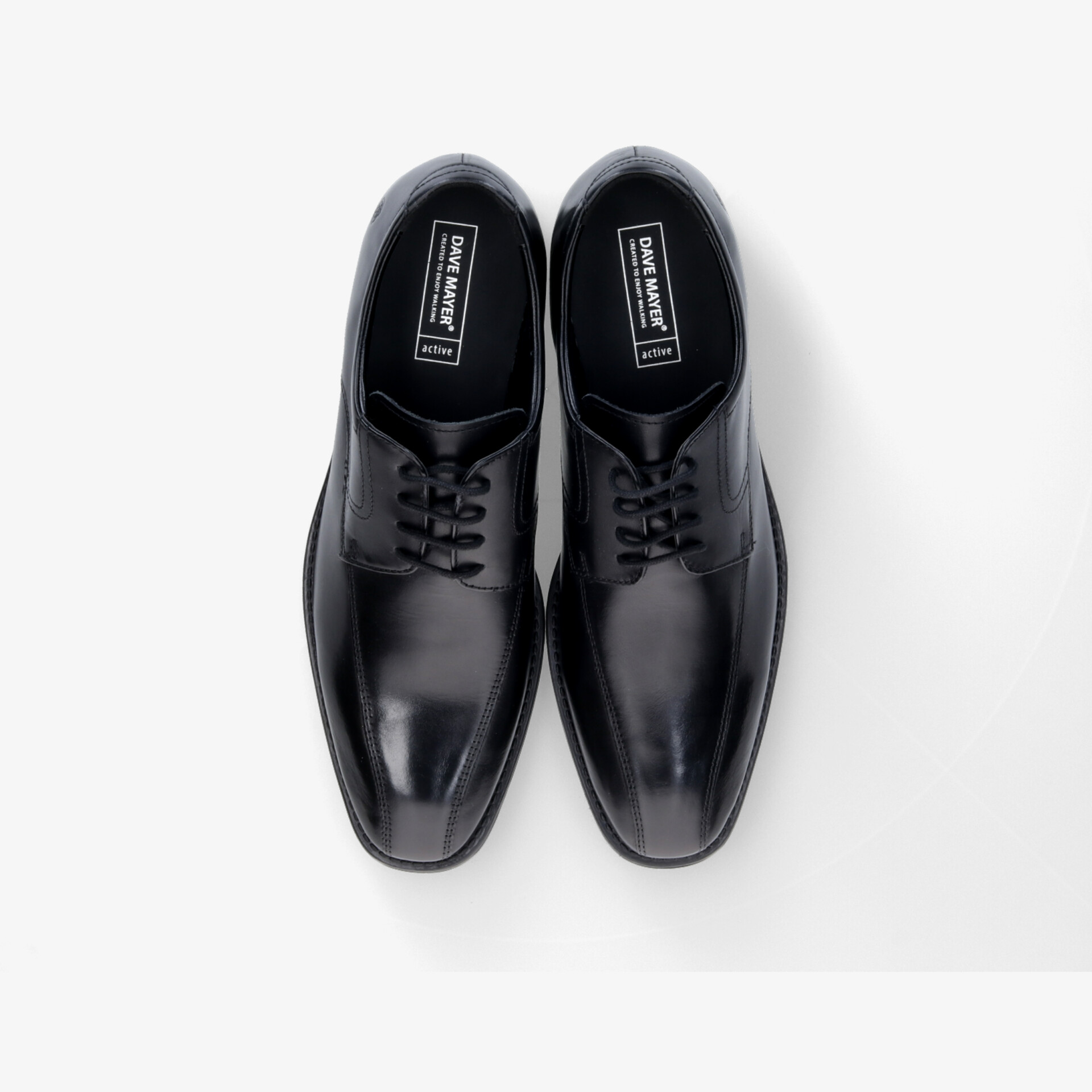 Elegantes Paar schwarzer Lederschuhe mit glatter Oberfläche und Schnürung, Detailreiche hochwertige Verarbeitung sichtbar