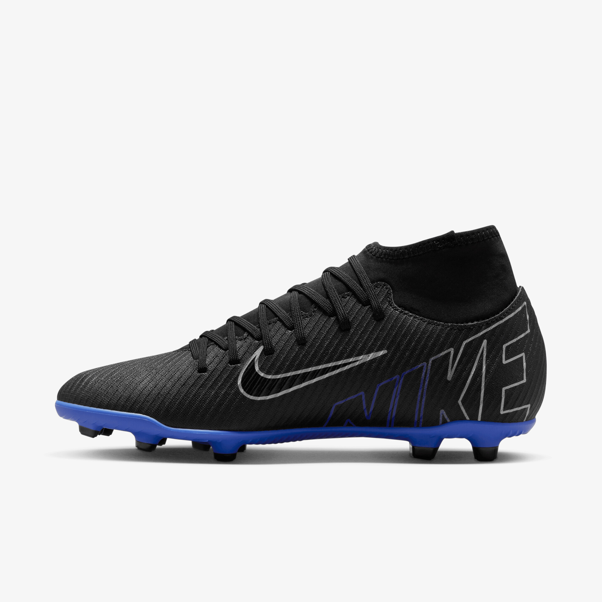 Seitliche Ansicht eines schwarzen Nike Fußballschuhs mit blauem Stollenprofil, leicht und stabil für optimale Performance