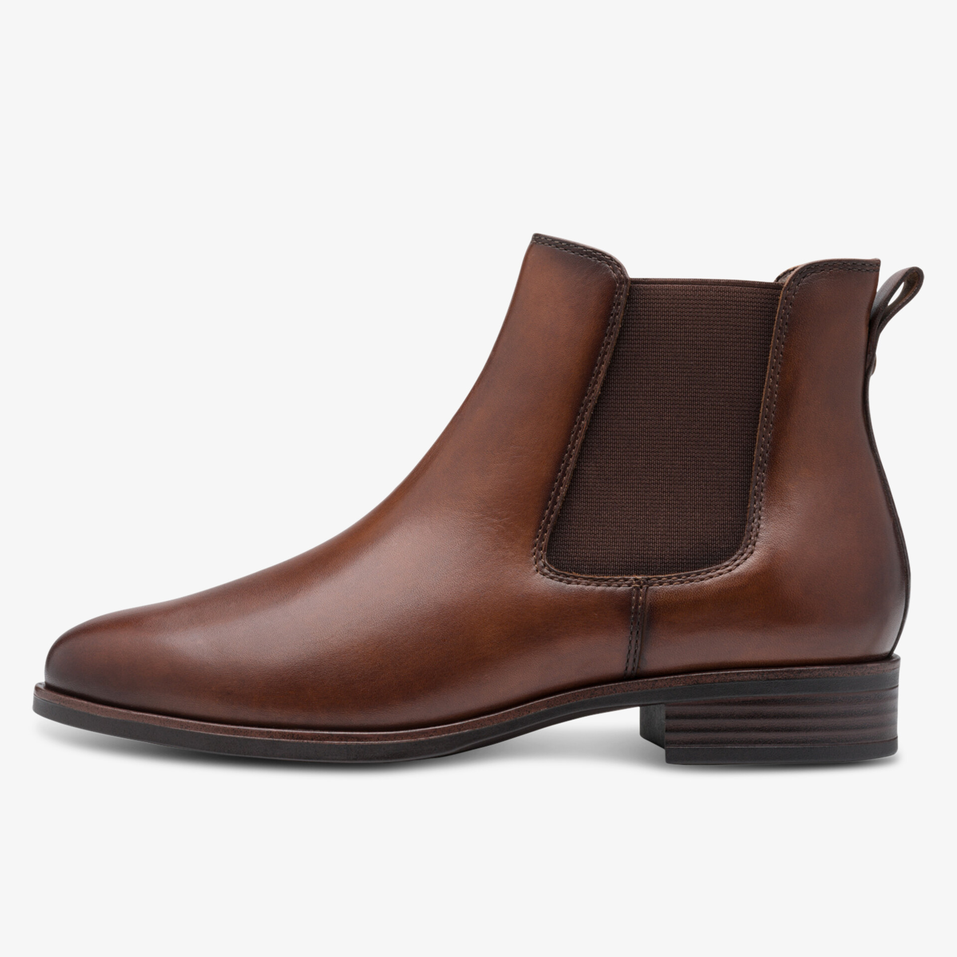 Seitliche Ansicht eleganter brauner Chelsea-Boot aus Leder mit elastischem Einsatz und schlankem Absatz