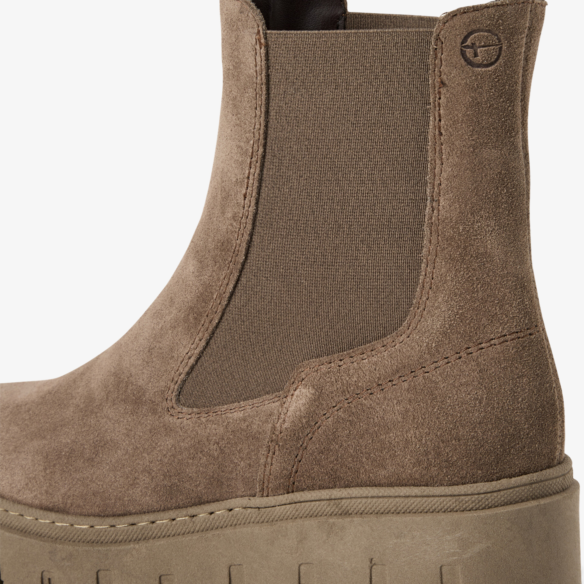 Detailaufnahme einer braunen Stiefelette mit elastischem Einsatz und robuster Plateau-Sohle aus Wildleder