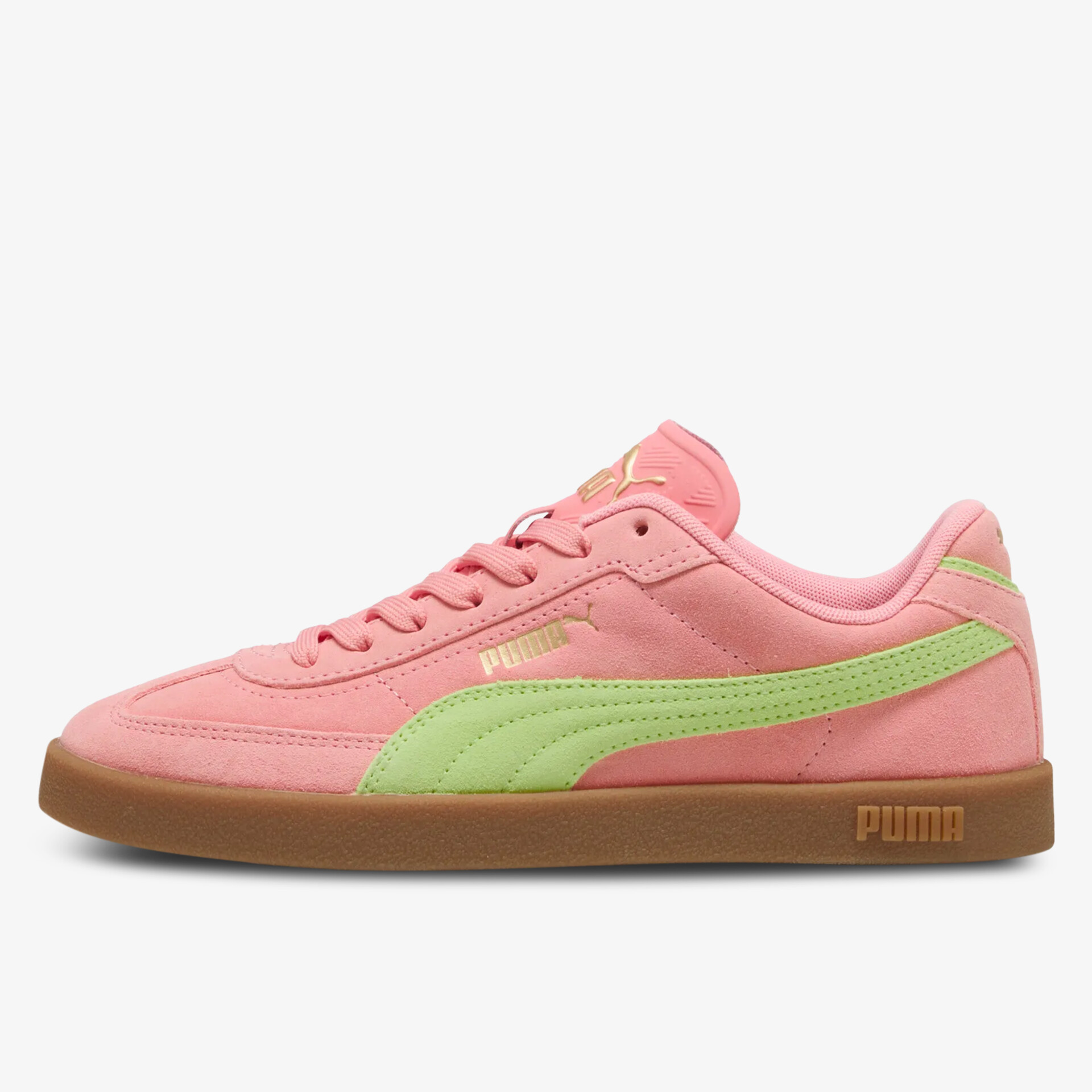 Rosafarbener Sneaker mit grünem Puma-Streifen und brauner Gummisohle, sportlicher und bequemer Schuh seitlich dargestellt