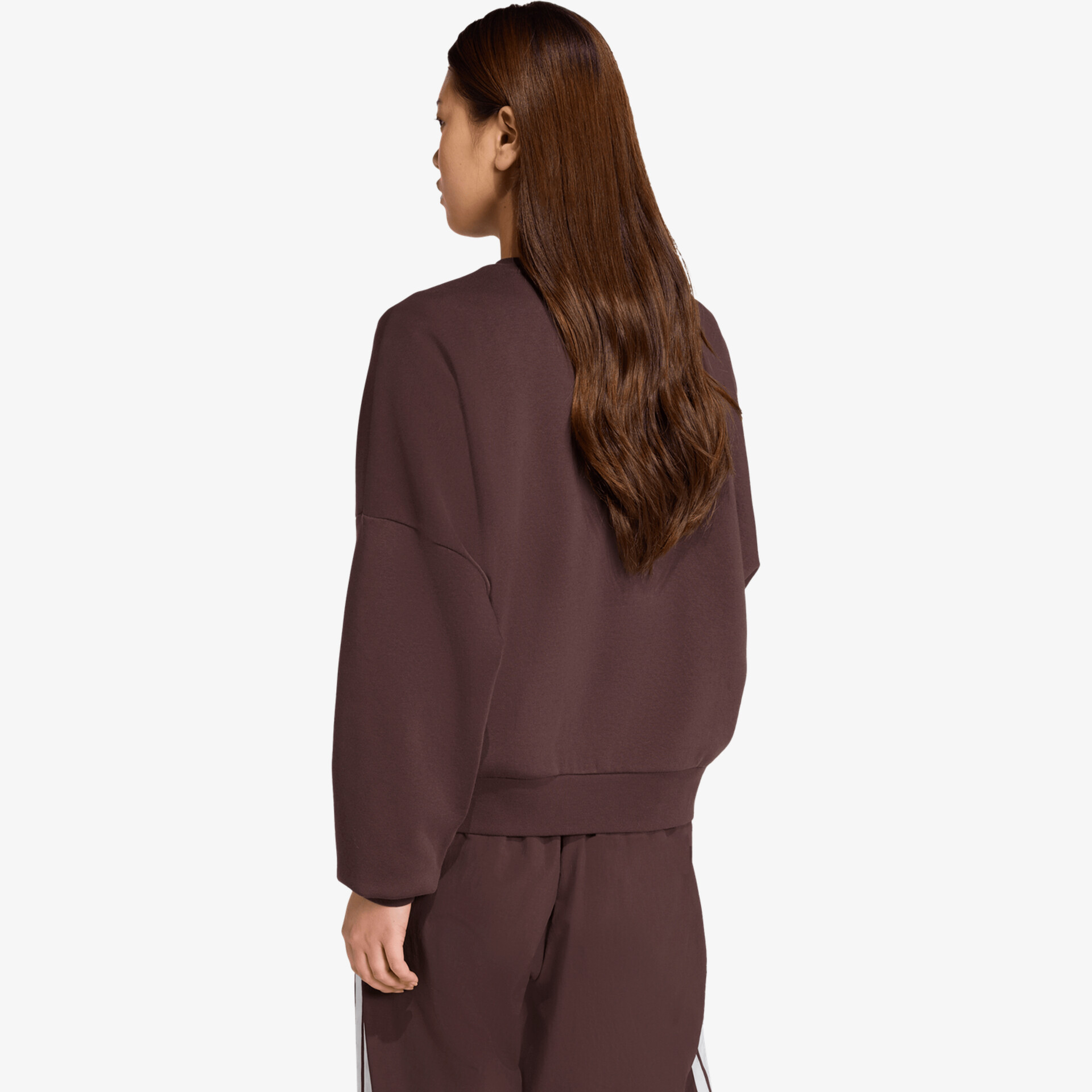 Lockeres Sweatshirt mit weichem Material in angenehmem, legerem Schnitt von hinten getragen