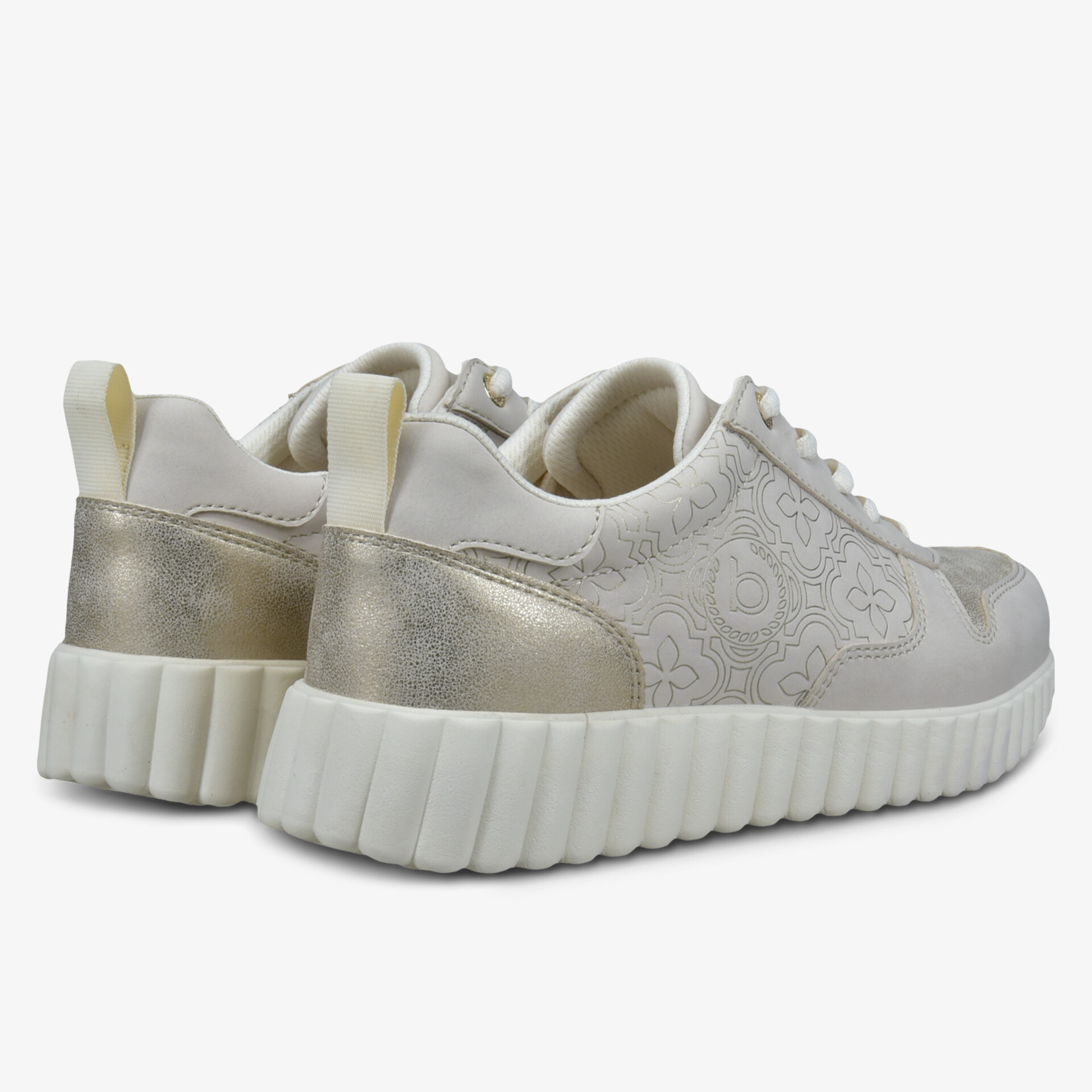 Elegante Sneaker mit glänzenden Details und robuster Sohle für optimalen Tragekomfort.