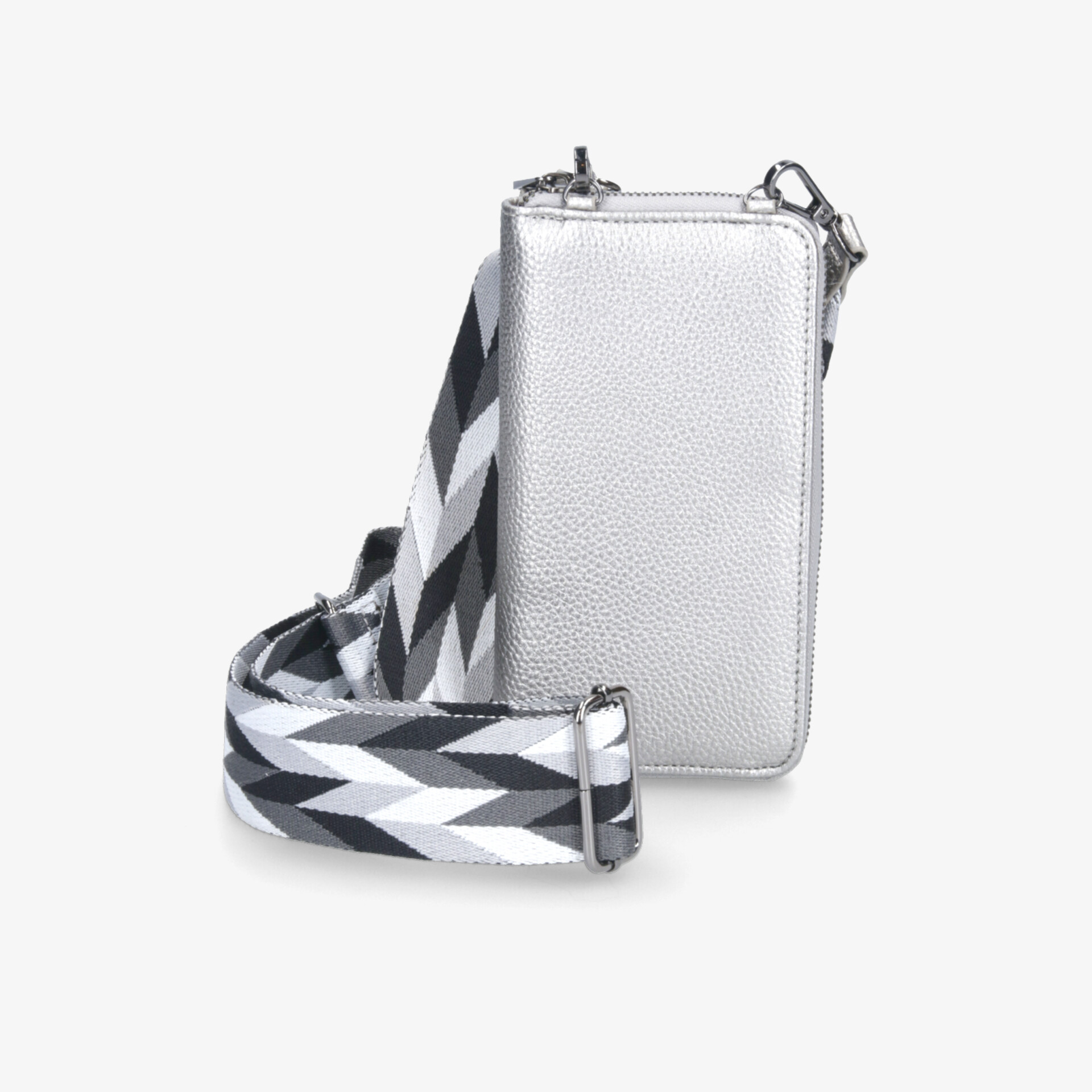 Kompakte silberne Umhängetasche mit glänzender Oberfläche und gemustertem, verstellbarem Schulterriemen