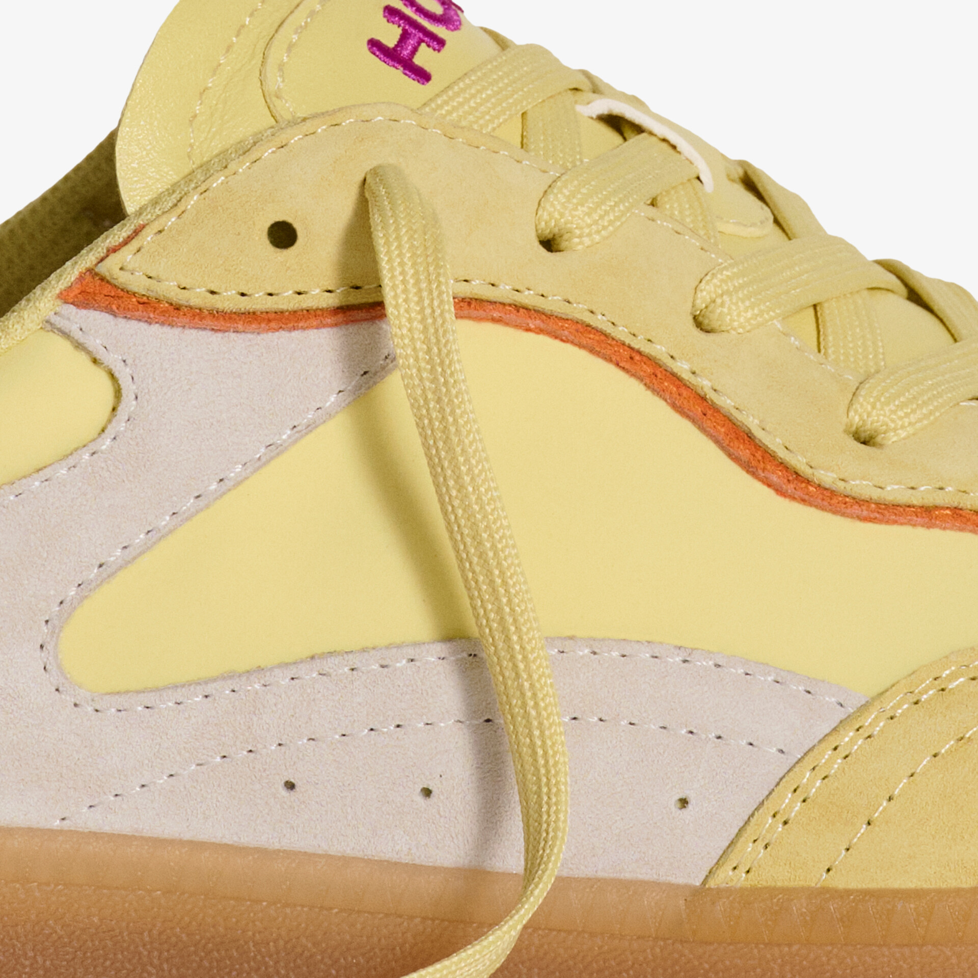 Trendiger Sneaker mit bequemer Passform und modernem Design in frischen Farben.