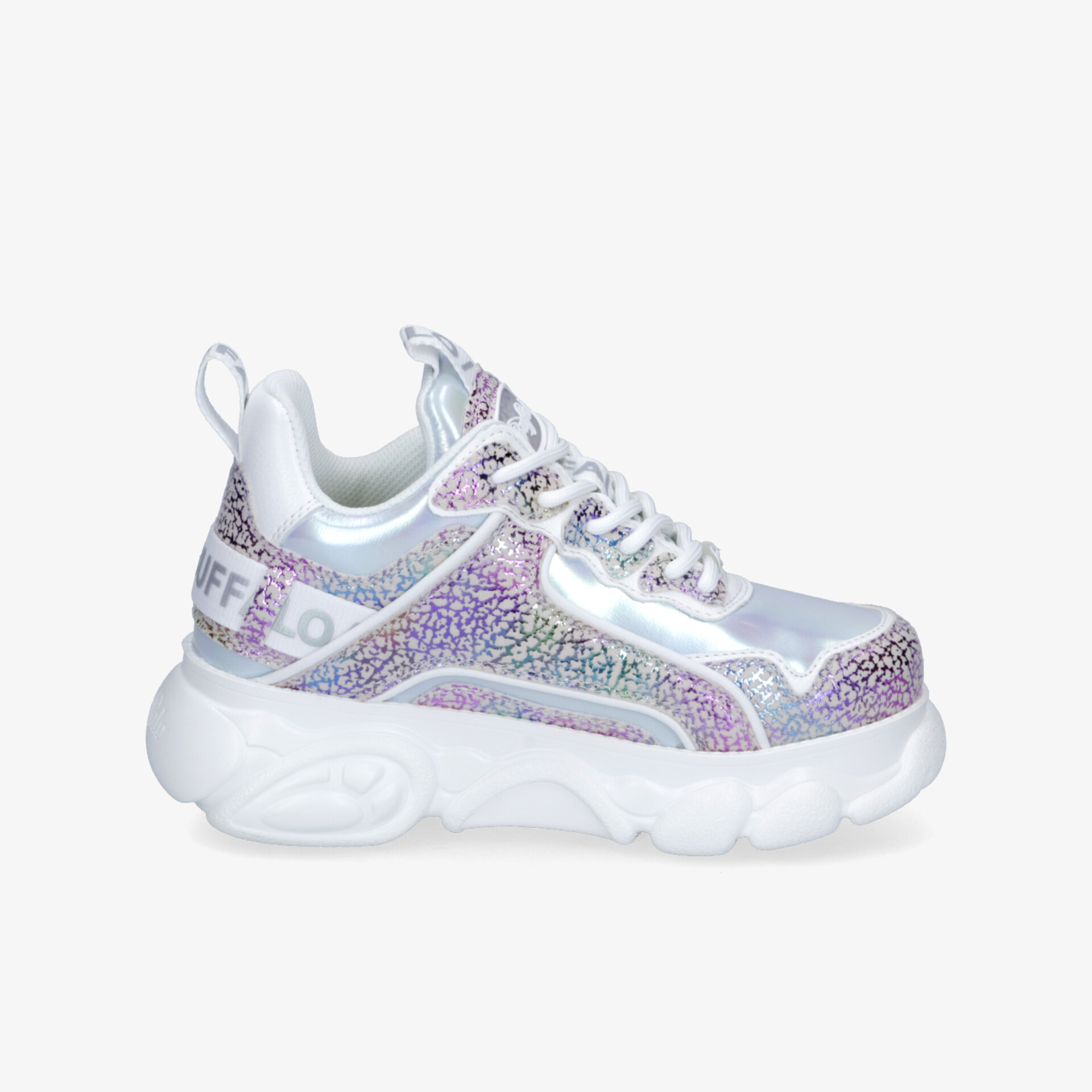 Sportlicher bunter Sneaker mit robuster, gepolsterter Konstruktion und flexibler, bequemer Sohle seitlich sichtbar