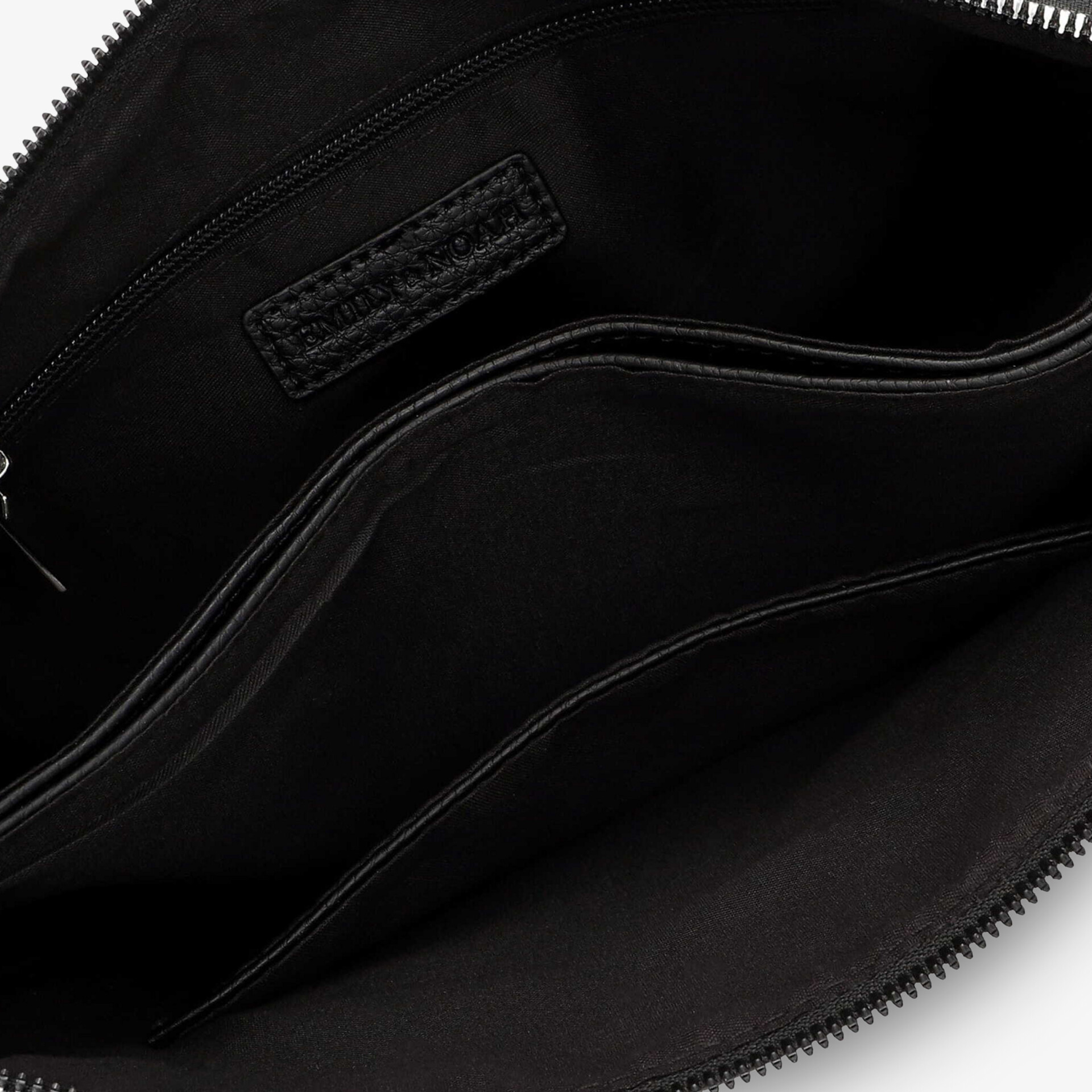 Detailaufnahme des Innenfachs mit Reißverschluss und feiner Naht in schwarzem Material, zeigt praktische Unterteilung