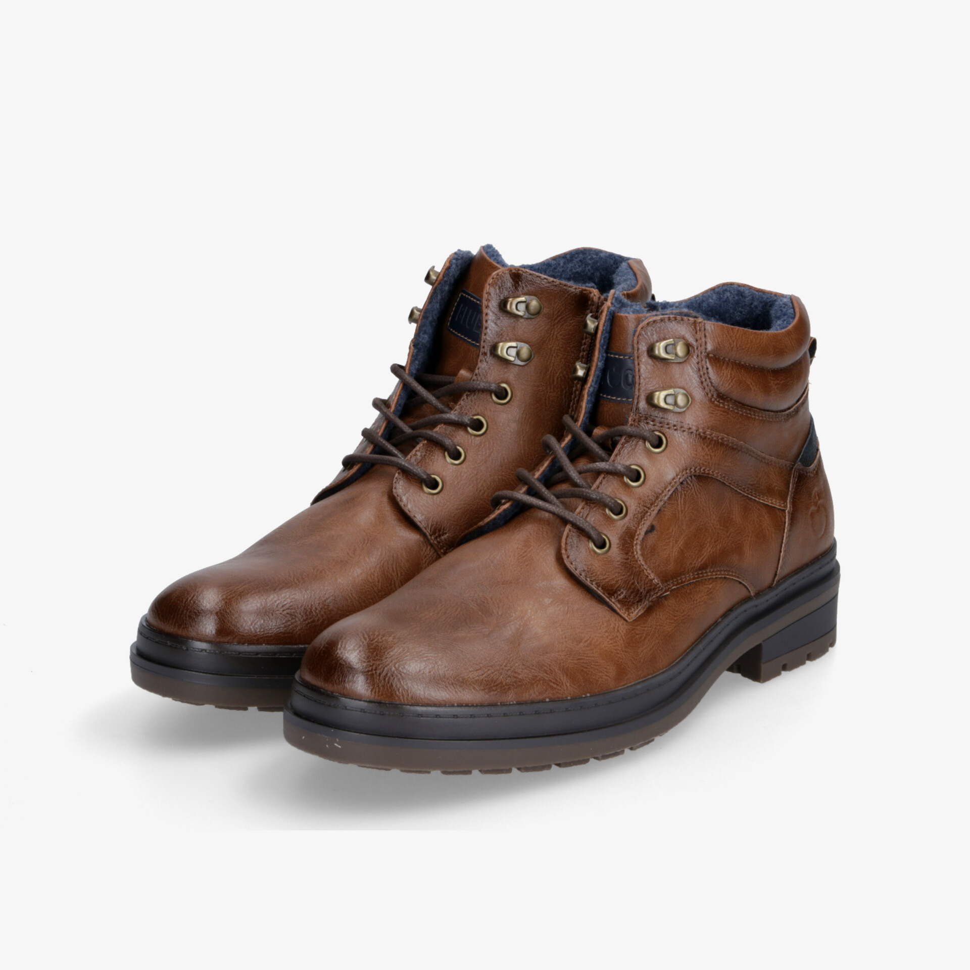 Robuste braune Lederstiefel im Paar mit Schnürsenkeln und gepolstertem Kragen für bequemen Halt