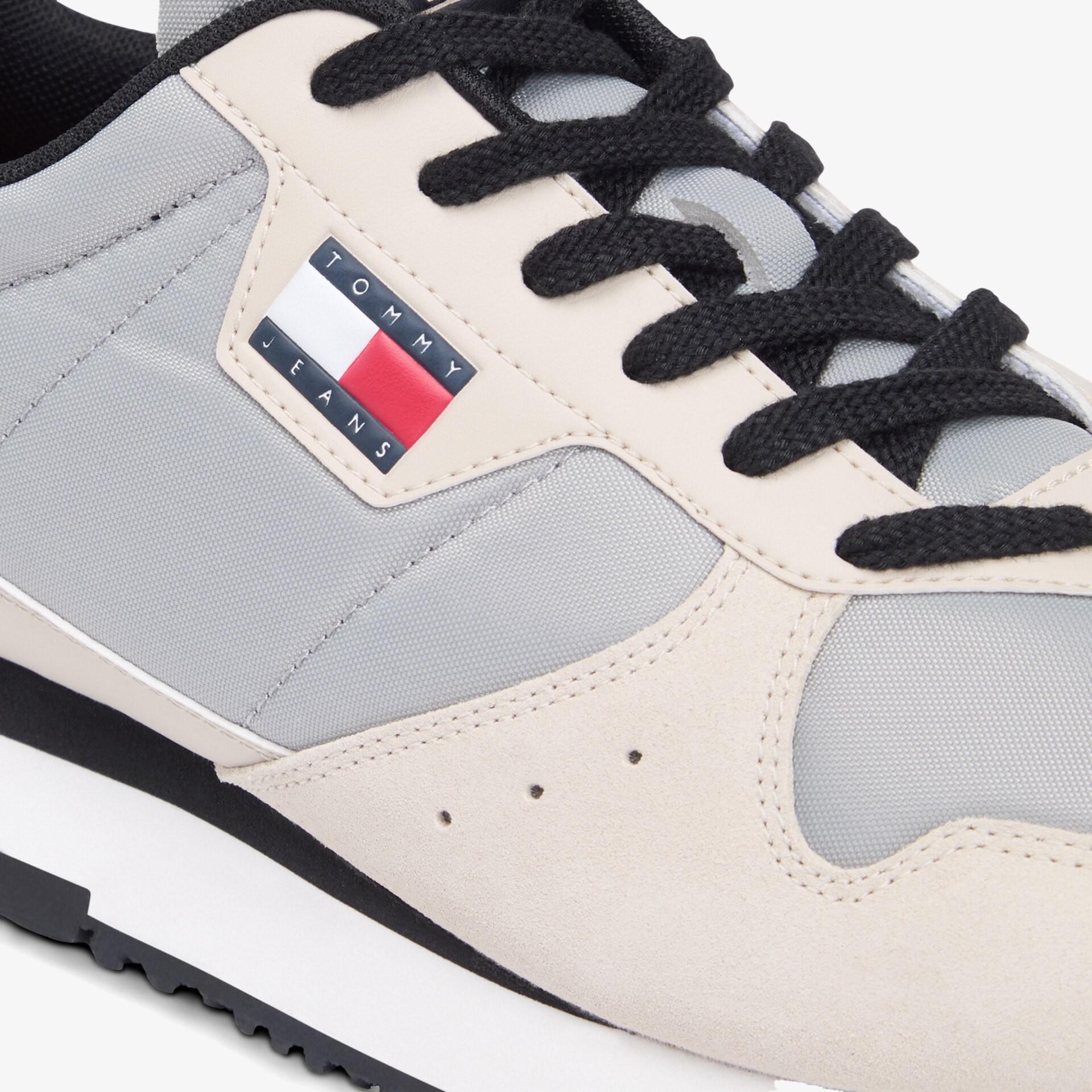 Moderner Sportschuh mit atmungsaktivem Material und robustem Aufbau für hohen Tragekomfort
