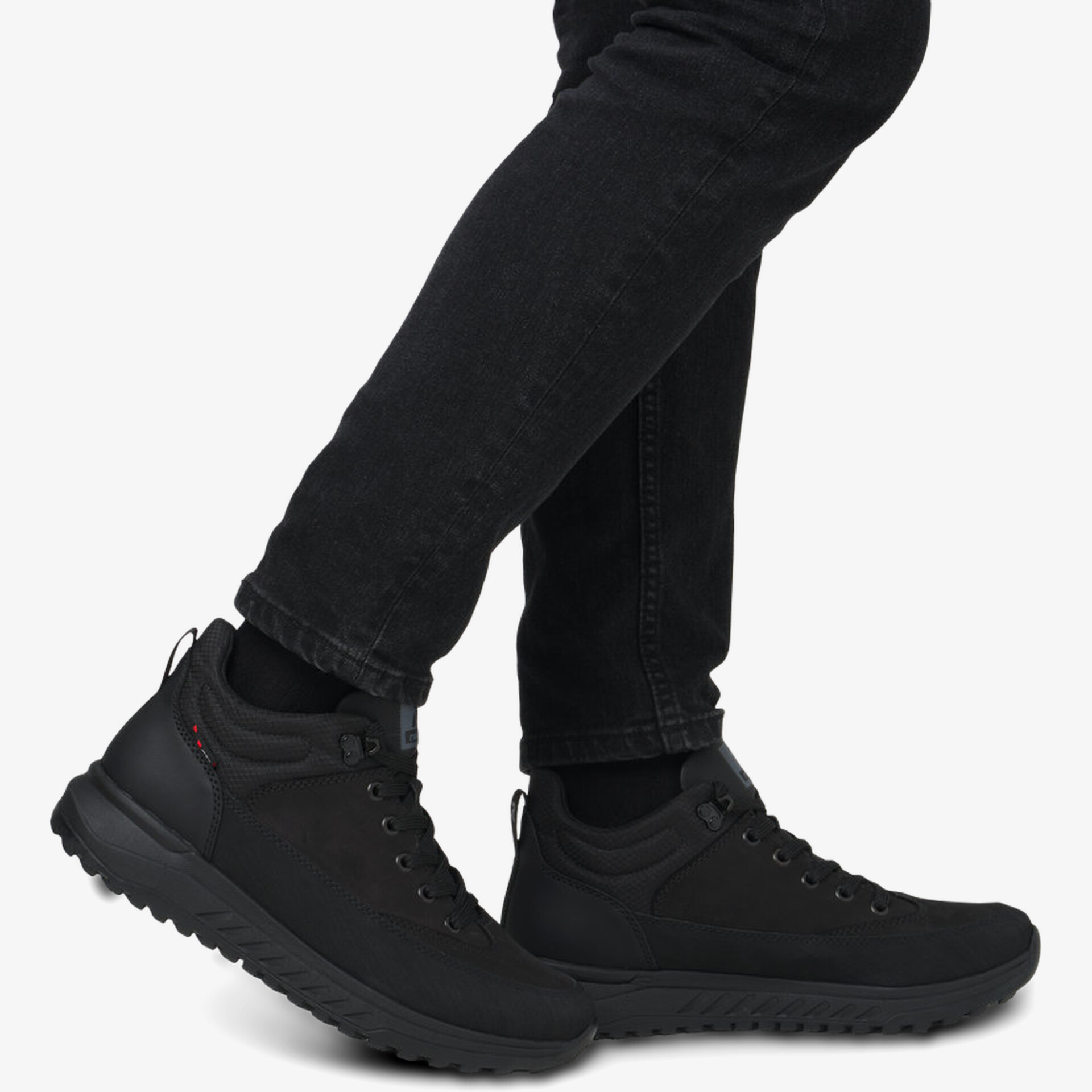 Schwarze Sneaker mit rutschfester Sohle, bequem und stylisch, getragen am Fuß in seitlicher Ansicht