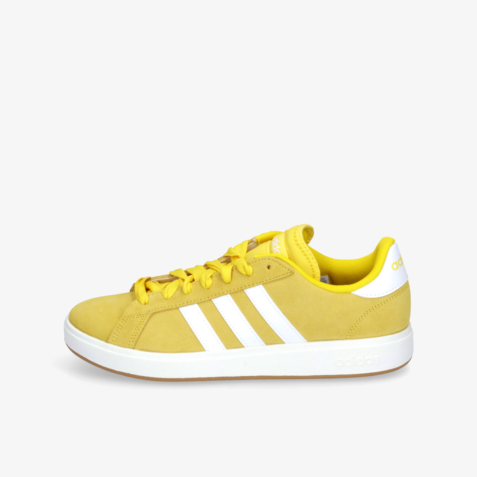 Moderner gelber Sneaker in seitlicher Ansicht mit weißer Sohle und drei weißen Streifen für sportlichen Komfort