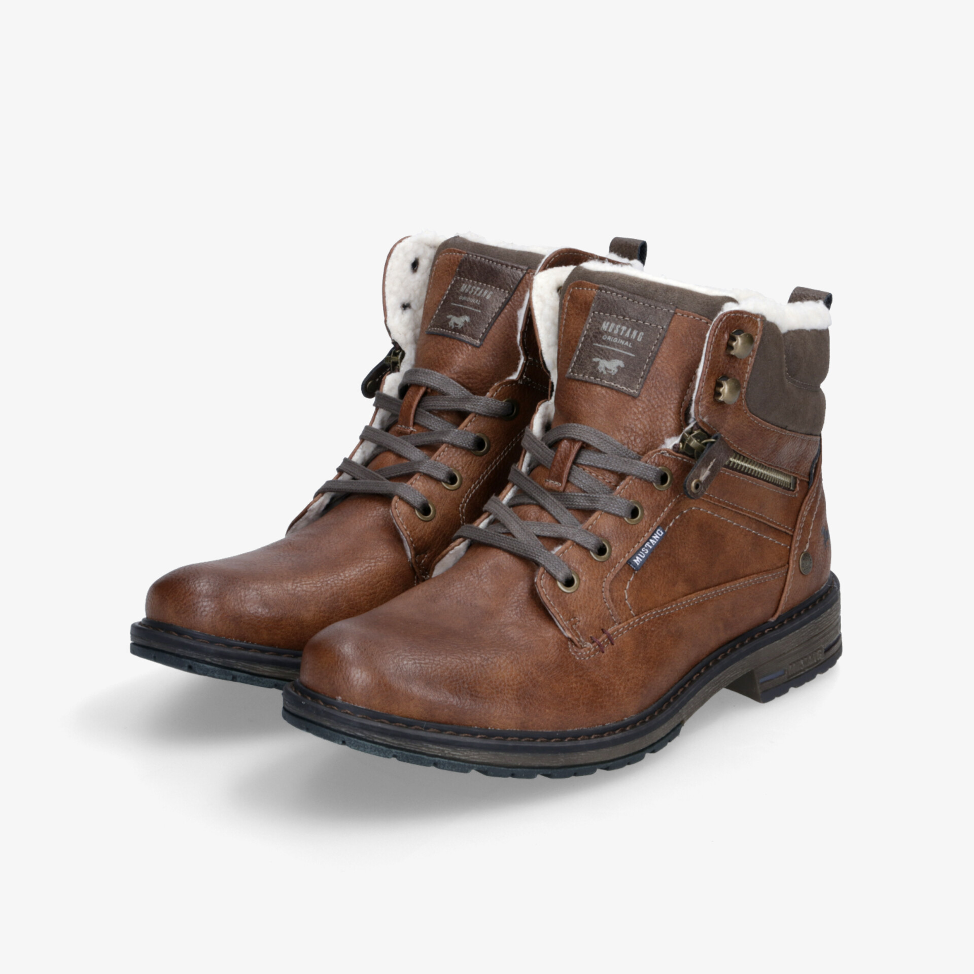 Robuste braune Lederboots mit Schnürung und profilierter Sohle, komfortabel und wetterfest, seitlich schräger Blickwinkel